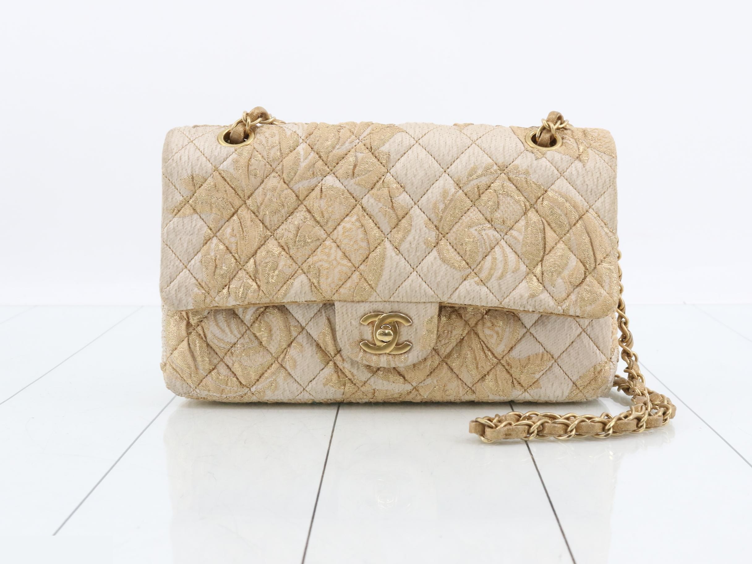 Double flap chain shoulder bag, floral pattern, beige jacquard.