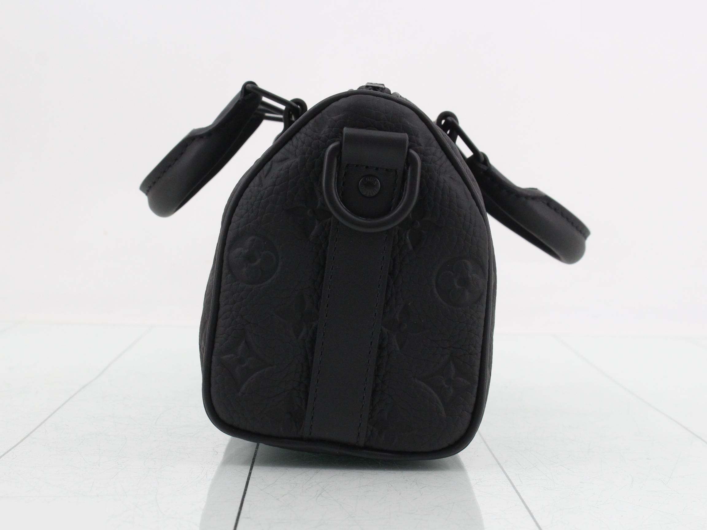 Monogram Taurillon Keepall Bandoulière 25 Noir IC Chip — view 3