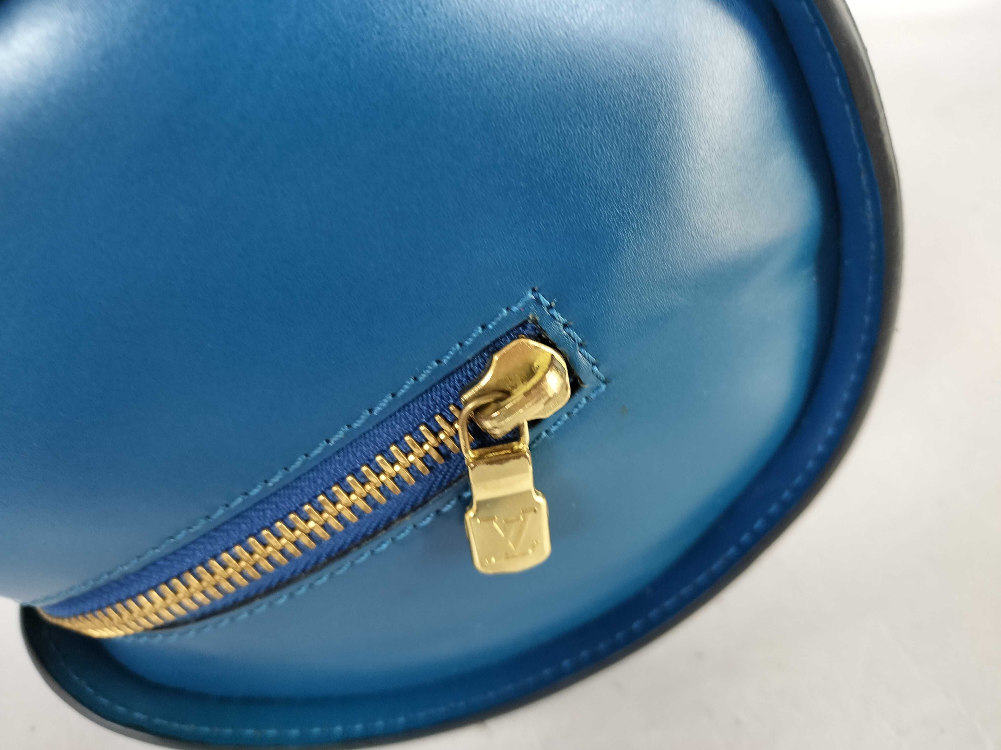 Epi Louis Vuitton Epi Soufflot Handbag with Pouch — view 8