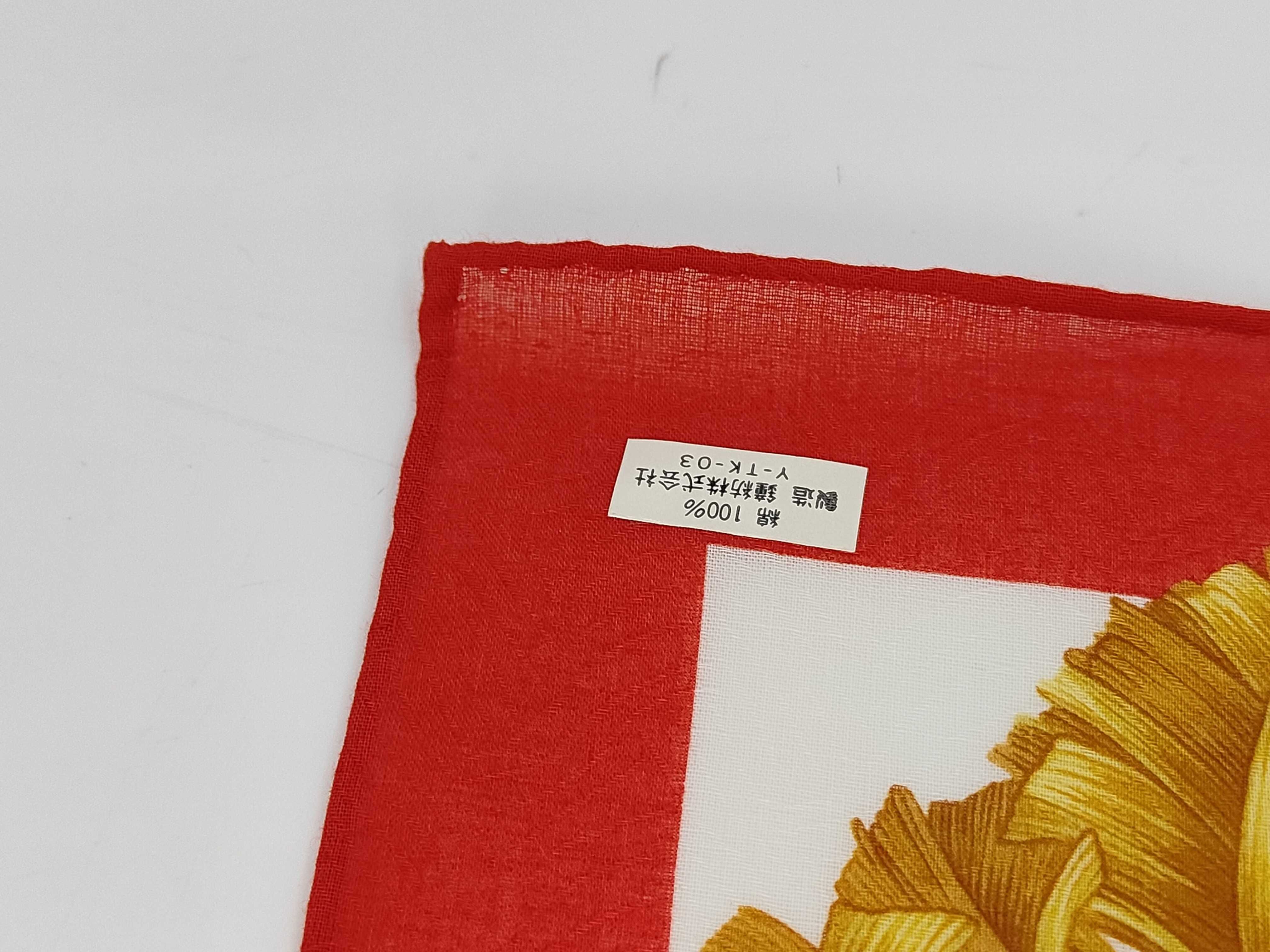 handkerchief scarf with emblem motif and tassel in gold and red. Other accessories. — view 4