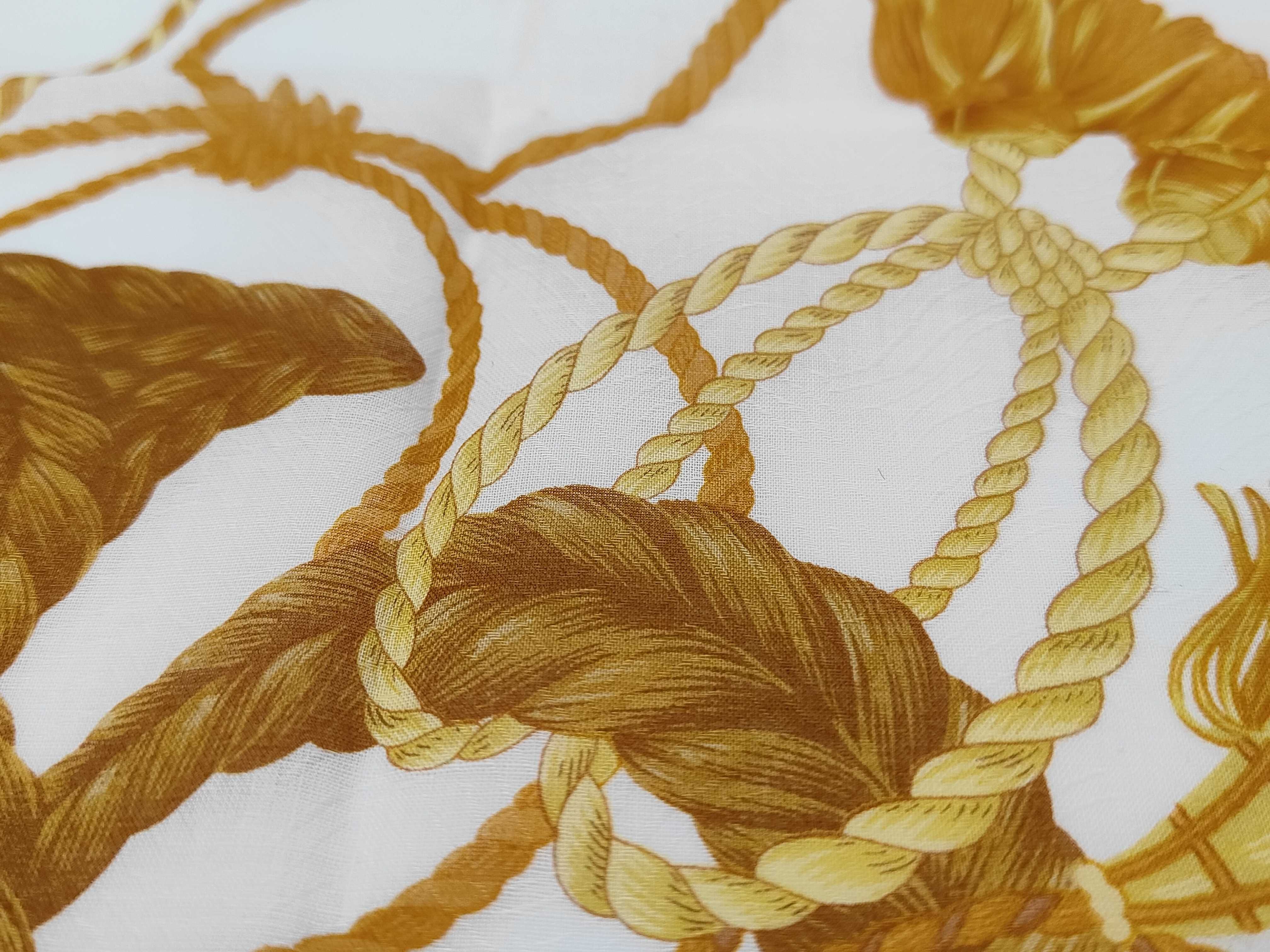 handkerchief scarf with emblem motif and tassel in gold and red. Other accessories. — view 5