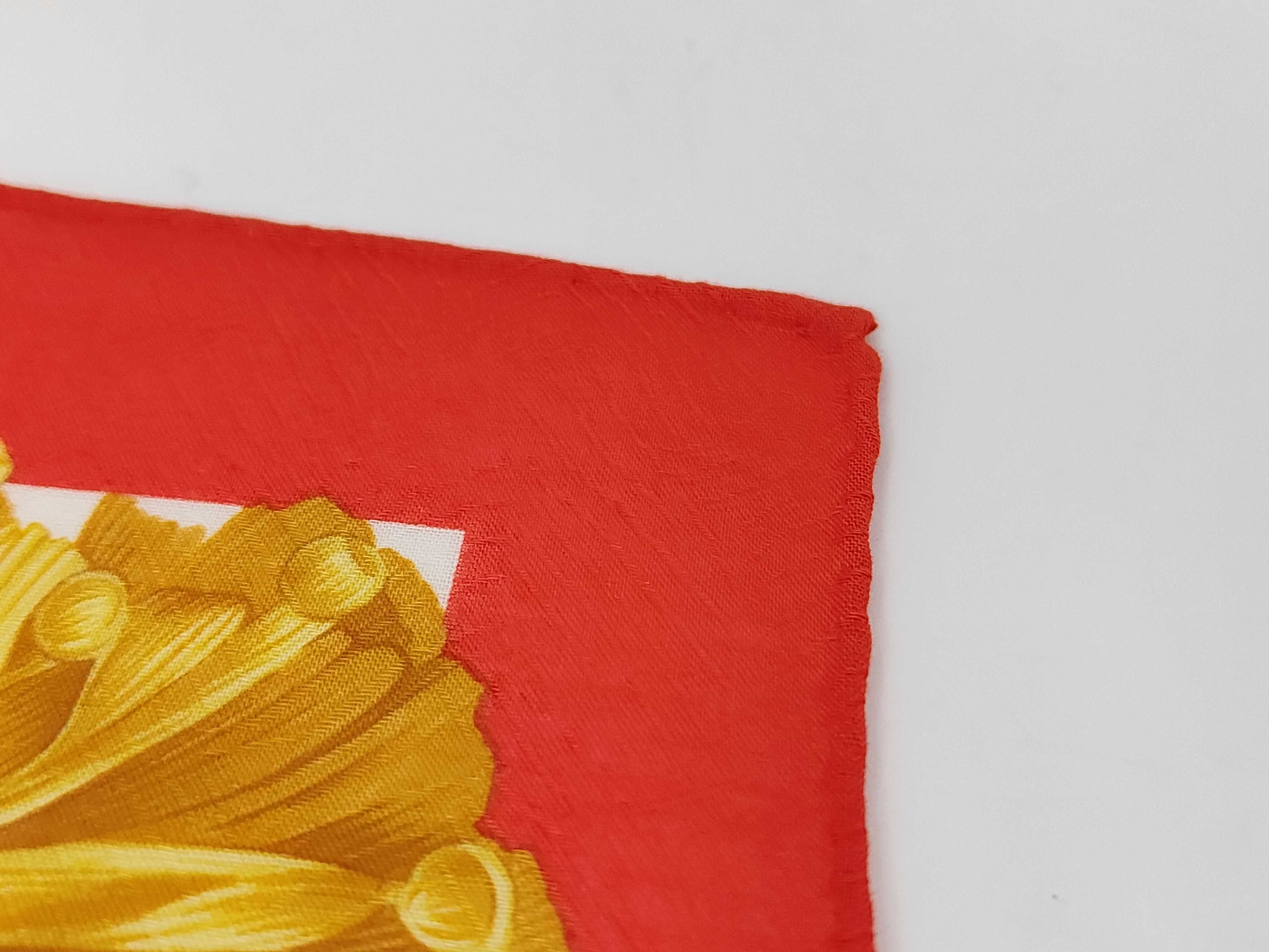 handkerchief scarf with emblem motif and tassel in gold and red. Other accessories. — view 6