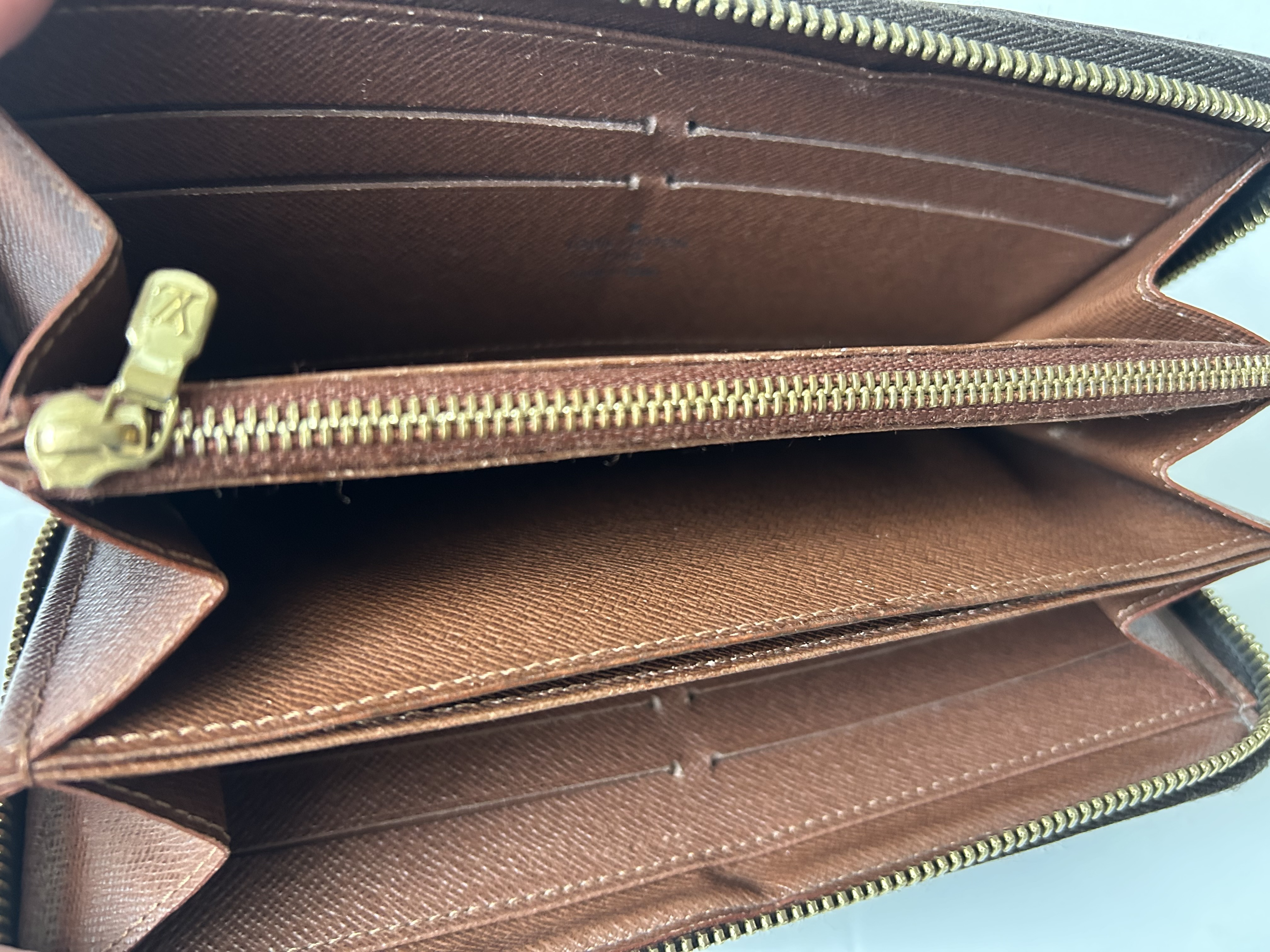 Portemonnaie Zip-around Wallet Monogram — view 10