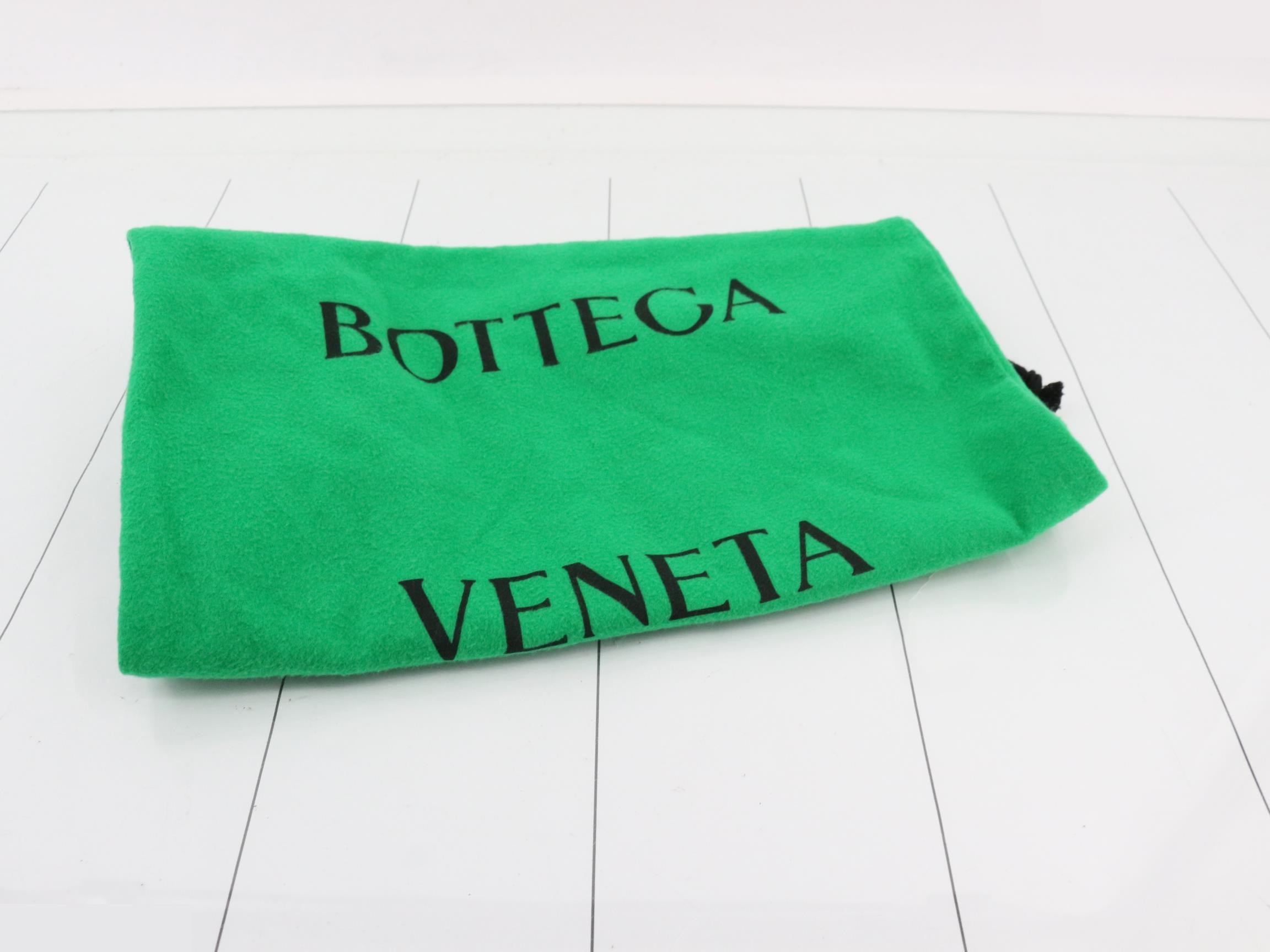 Intrecciato Small Cassette Bucket Bag Shoulder Bag — view 7