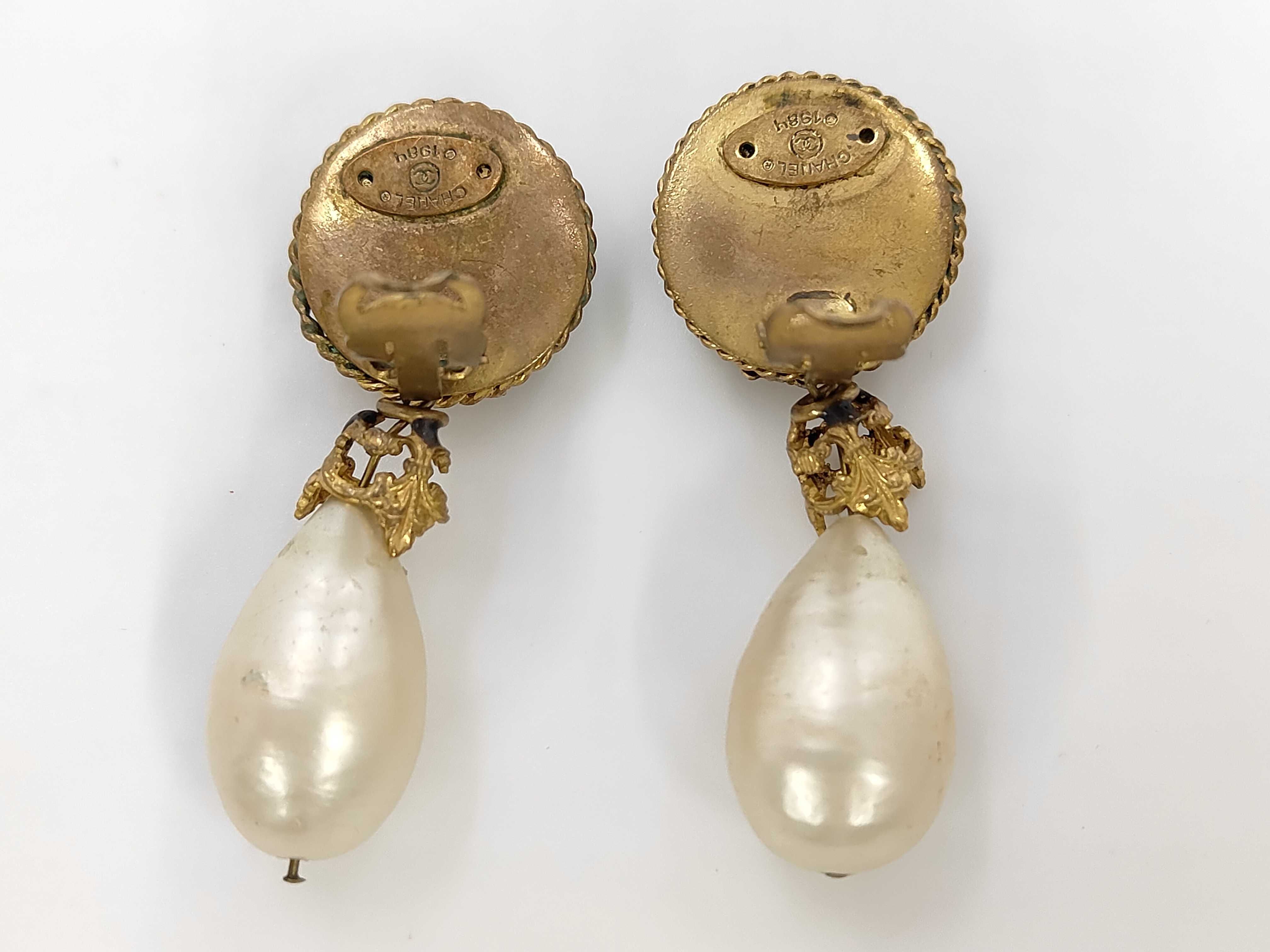 engraved plate Gripoix pearl swing earrings — view 3