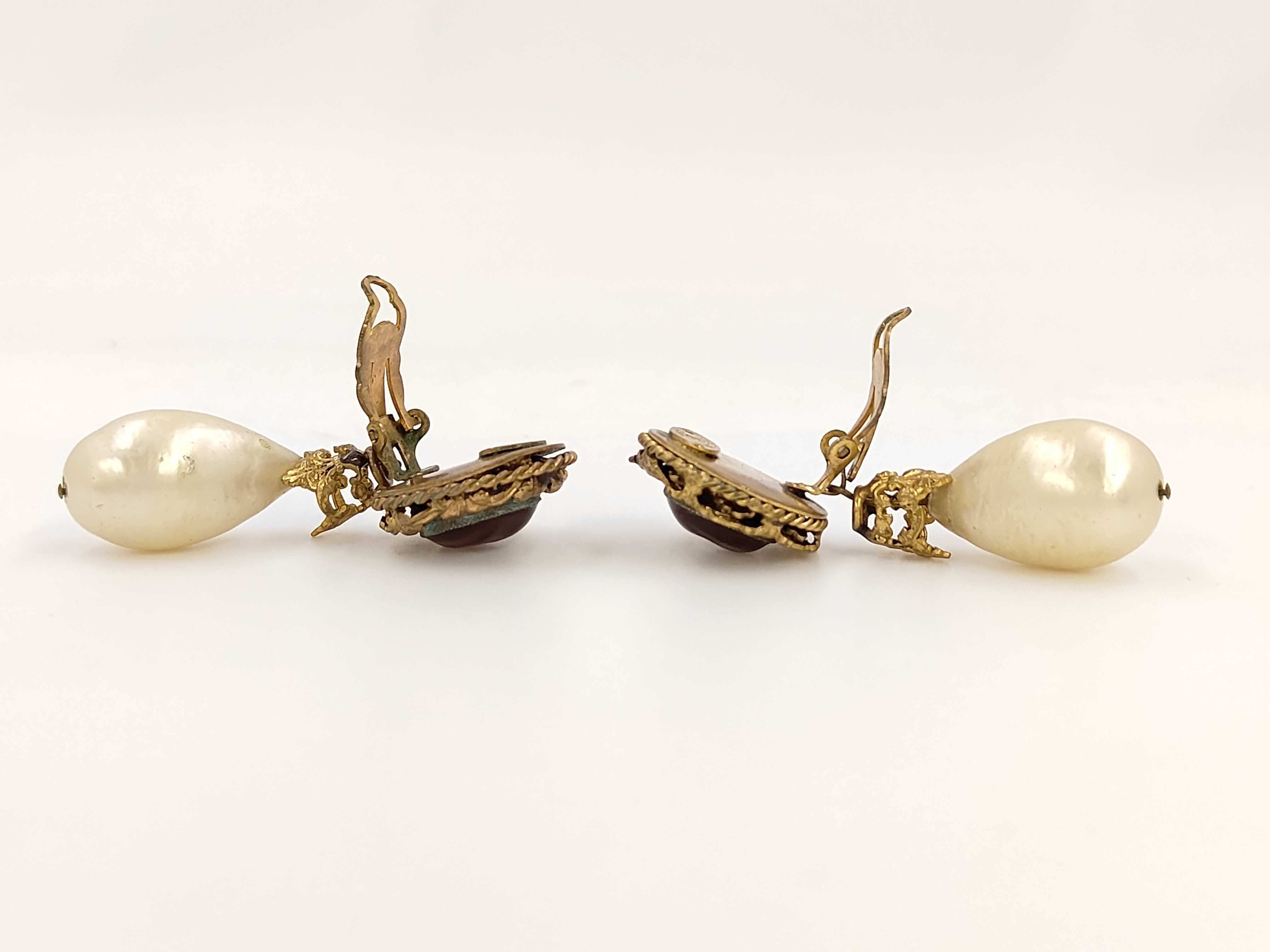 engraved plate Gripoix pearl swing earrings — view 5