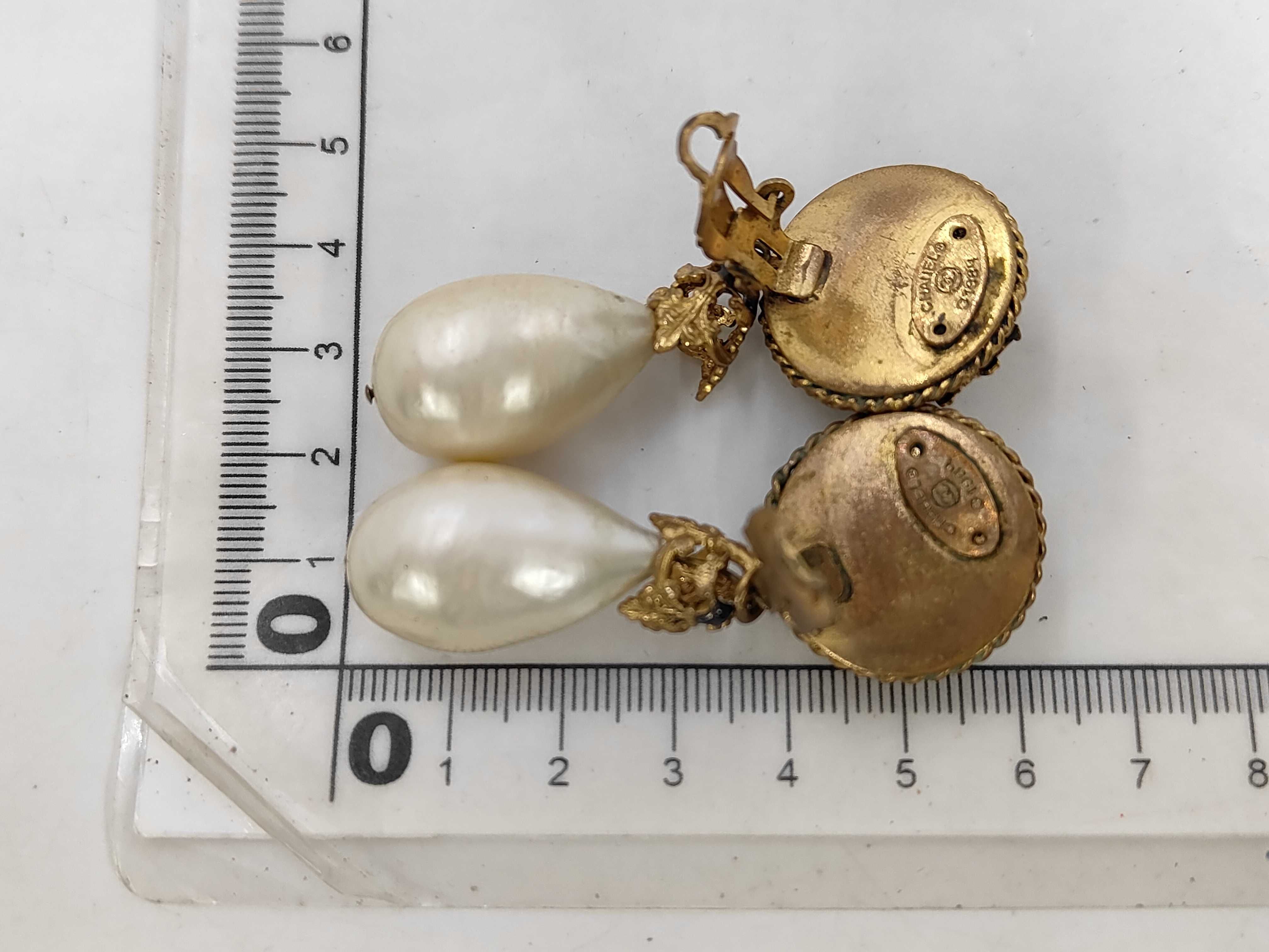 engraved plate Gripoix pearl swing earrings — view 6