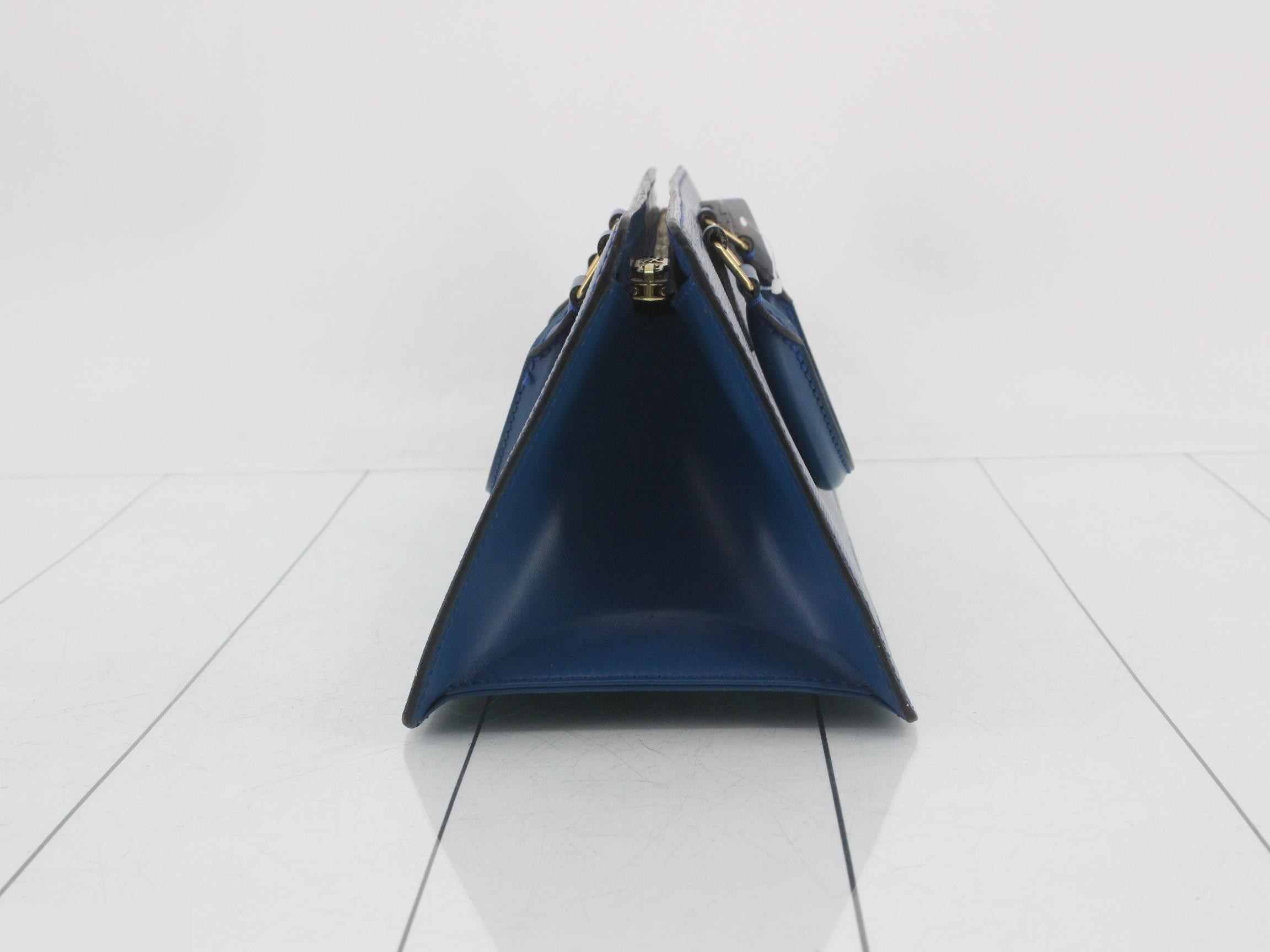Handbag, Sac Triangle, Epi leather, Toledo Blue, M52095 — view 4