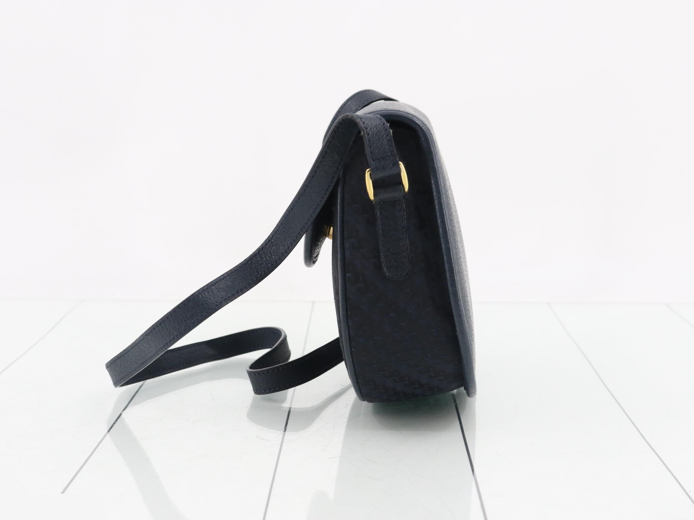 Leather and canvas combination shoulder bag, no stickiness. — view 3