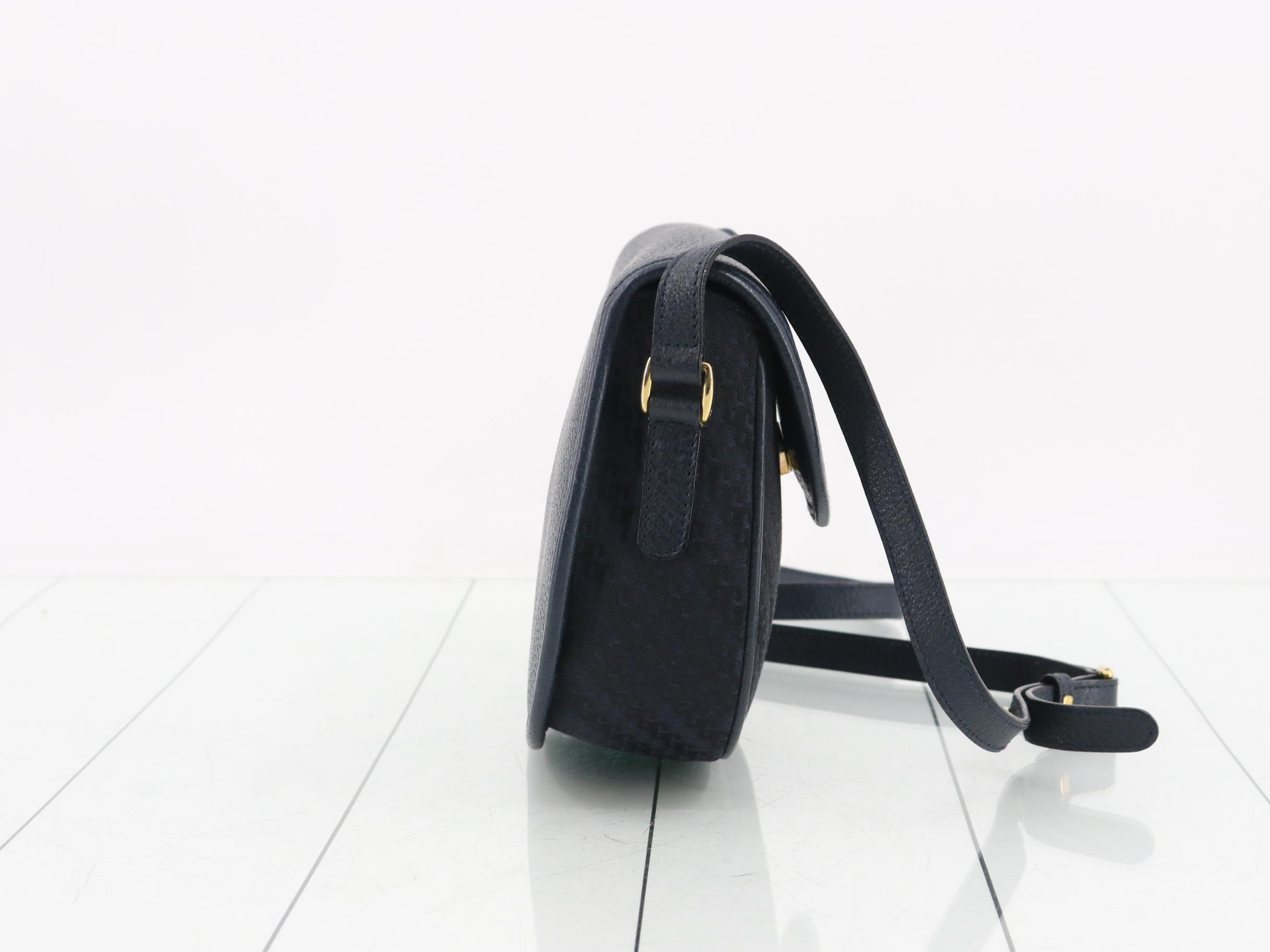 Leather and canvas combination shoulder bag, no stickiness. — view 4