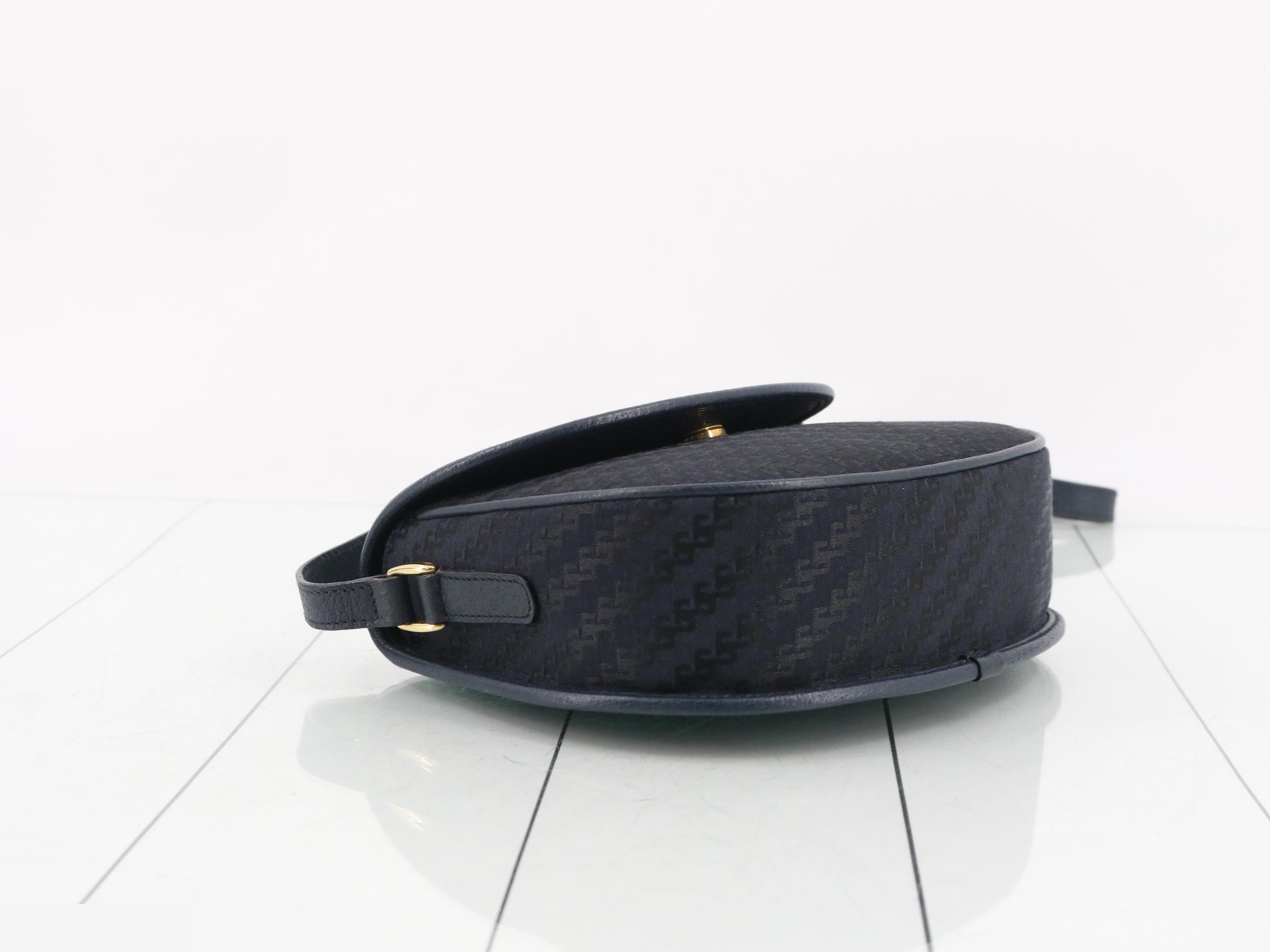 Leather and canvas combination shoulder bag, no stickiness. — view 5