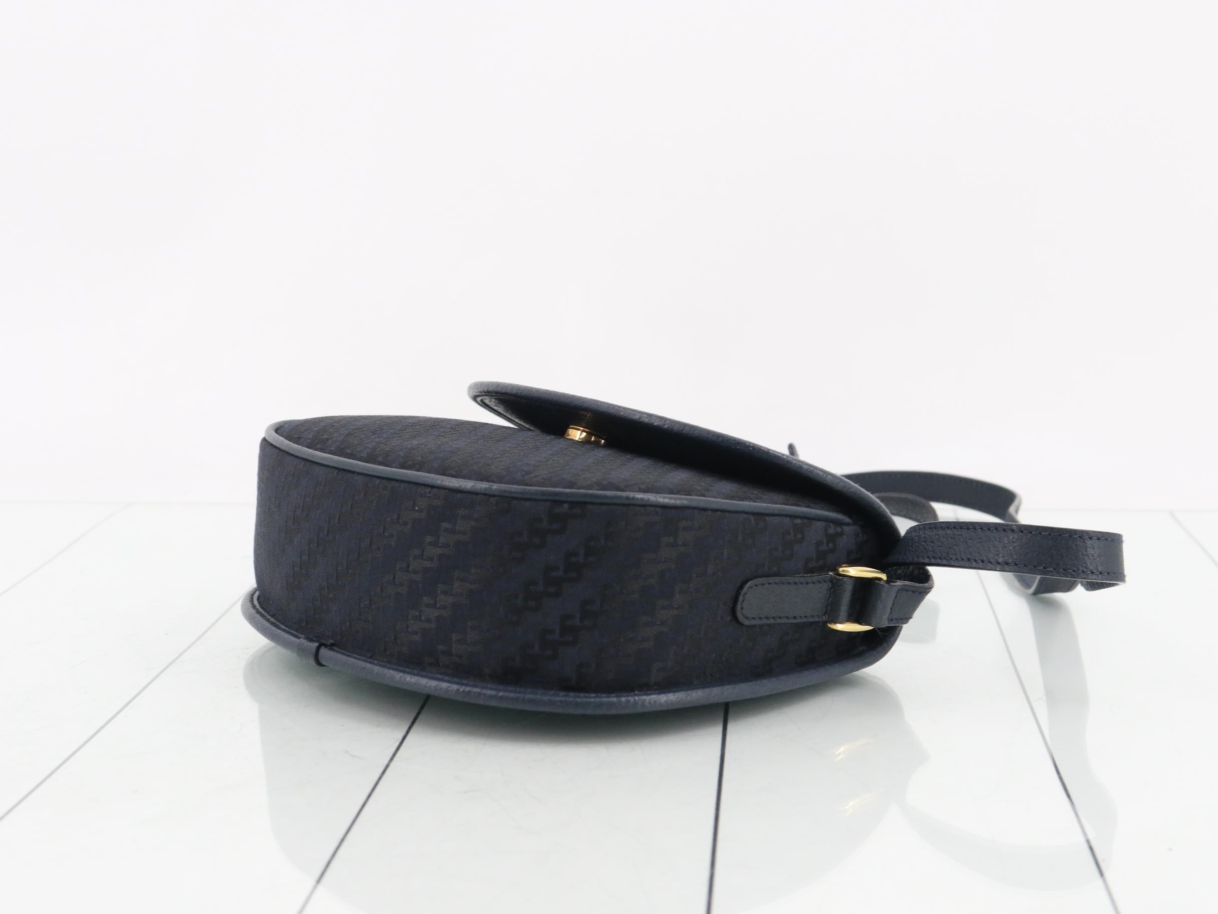 Leather and canvas combination shoulder bag, no stickiness. — view 6