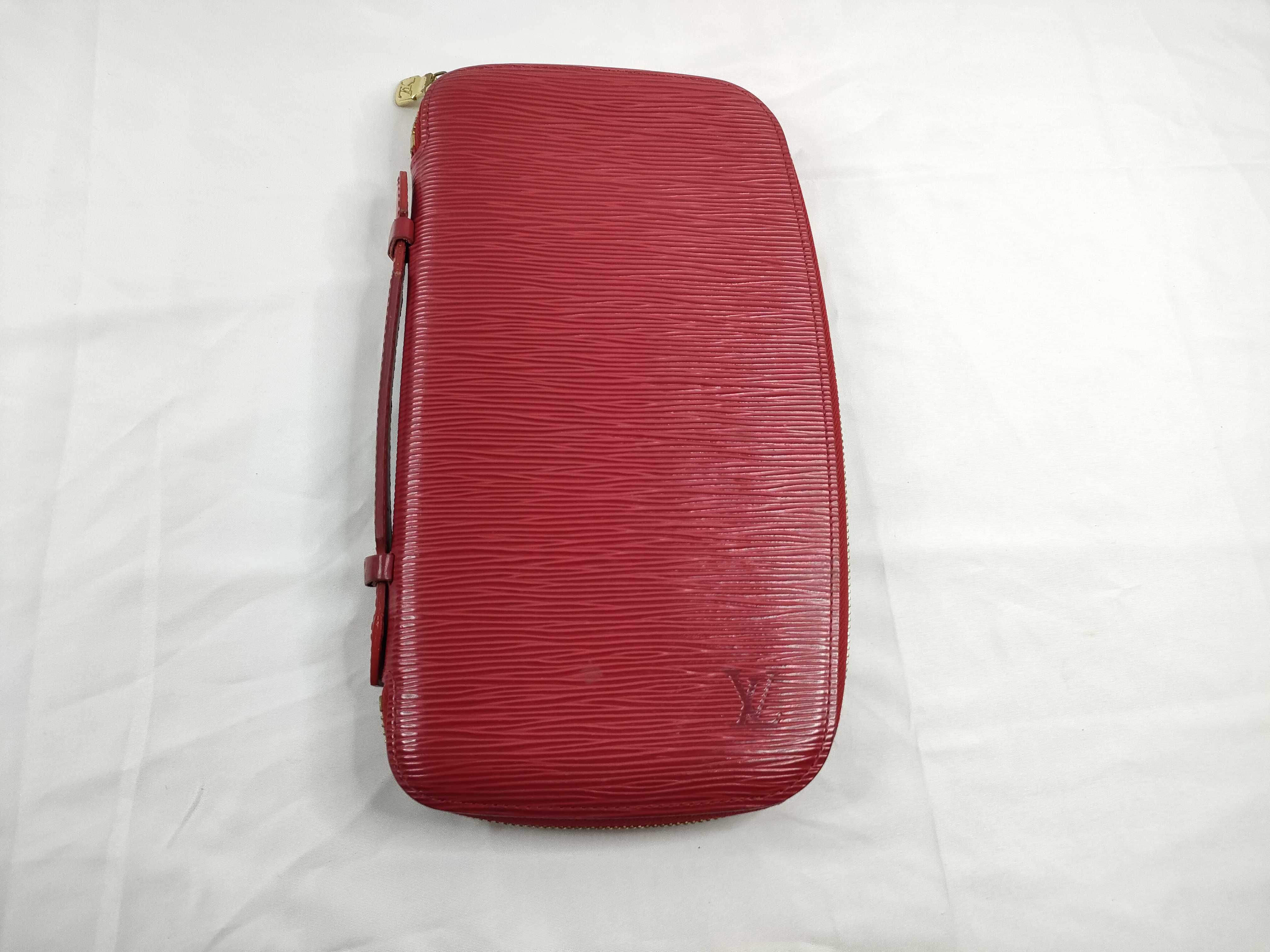 Epi Leather Round Zip Long Wallet (Red)
