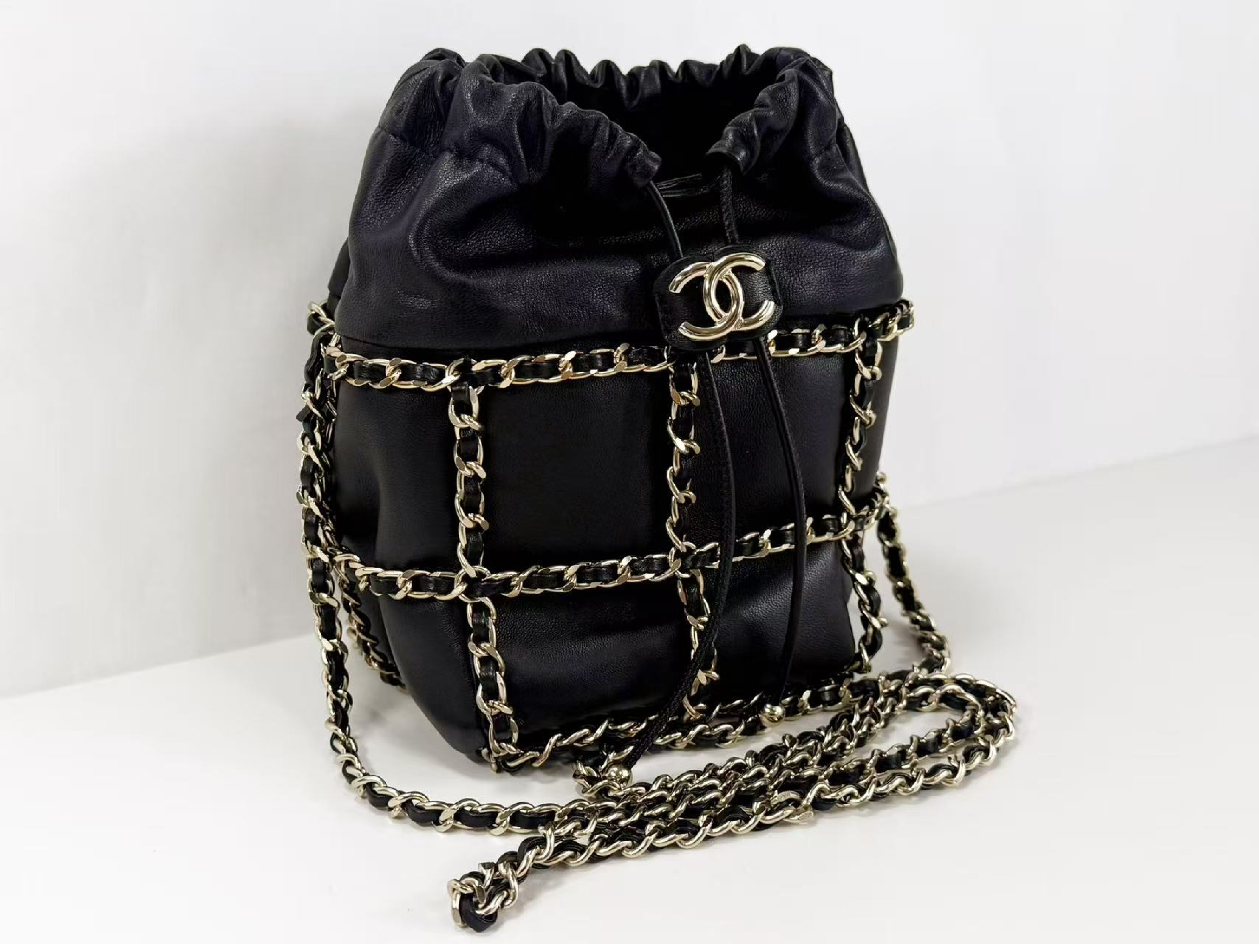 stored item, black drawstring bag, W(bottom) 12cm/H18cm/D11cm approx., serial number in the 30s, with G card, booklet, dust bag, and sticker. Gold hardware, shoulder bag, 30708931, in excellent condition. A shoulder bag. — view 2