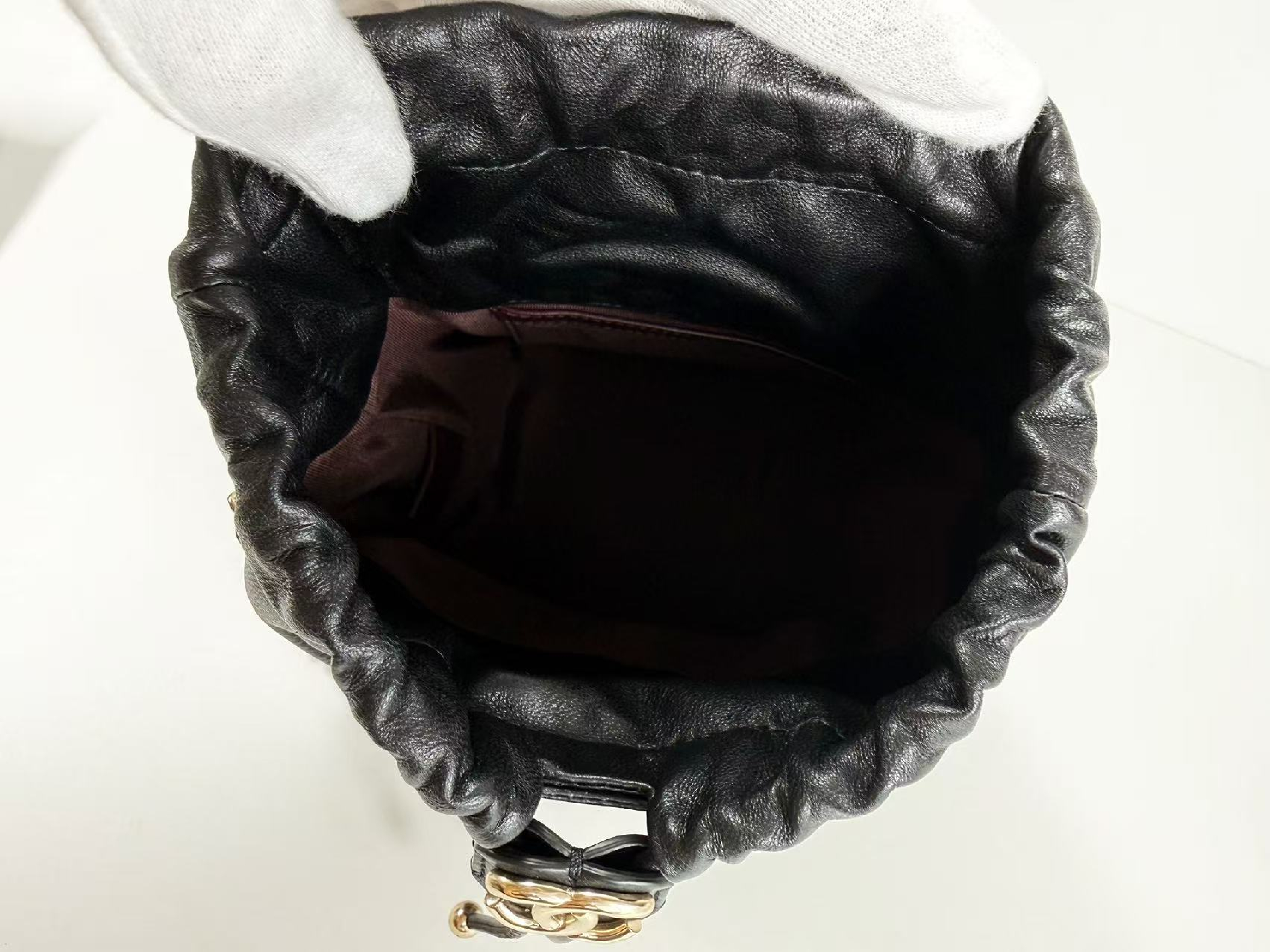 stored item, black drawstring bag, W(bottom) 12cm/H18cm/D11cm approx., serial number in the 30s, with G card, booklet, dust bag, and sticker. Gold hardware, shoulder bag, 30708931, in excellent condition. A shoulder bag. — view 13