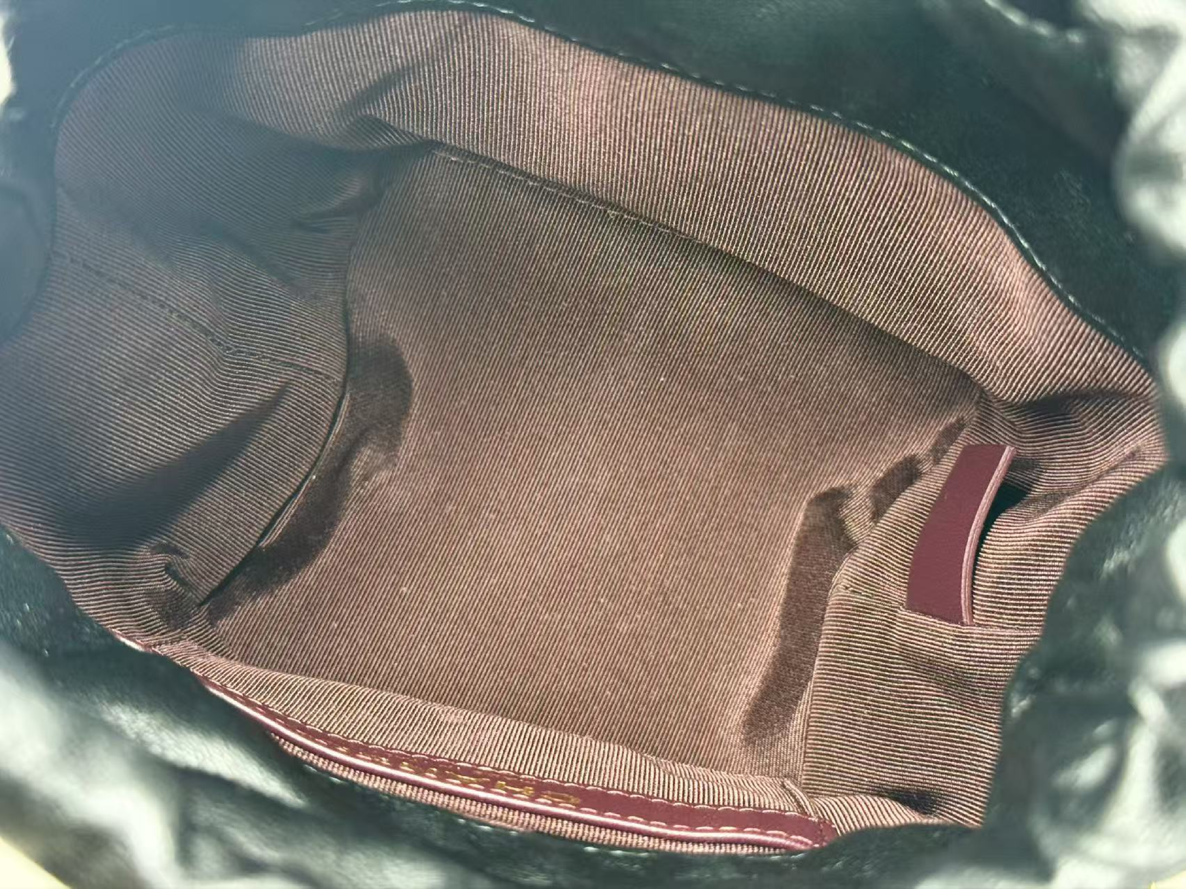 stored item, black drawstring bag, W(bottom) 12cm/H18cm/D11cm approx., serial number in the 30s, with G card, booklet, dust bag, and sticker. Gold hardware, shoulder bag, 30708931, in excellent condition. A shoulder bag. — view 14