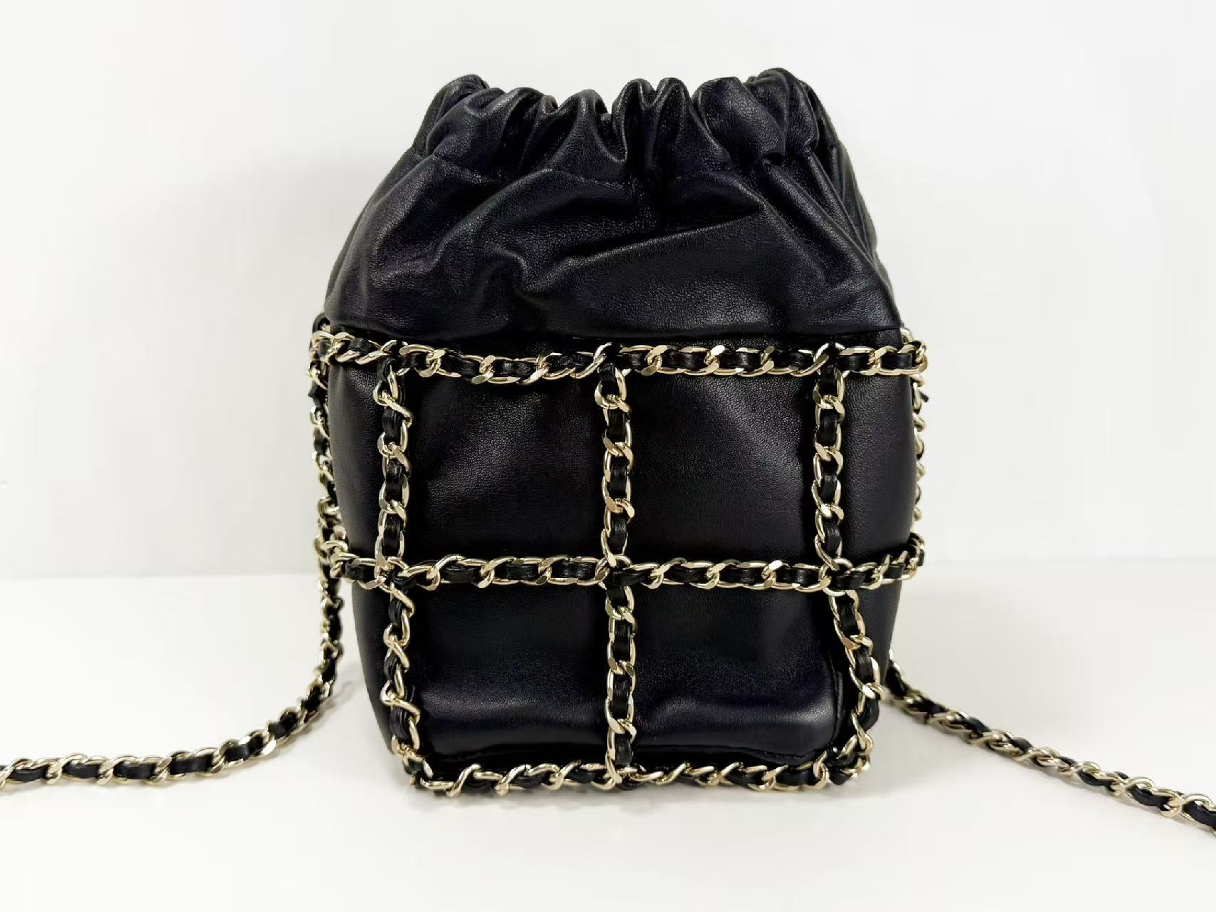 stored item, black drawstring bag, W(bottom) 12cm/H18cm/D11cm approx., serial number in the 30s, with G card, booklet, dust bag, and sticker. Gold hardware, shoulder bag, 30708931, in excellent condition. A shoulder bag. — view 3