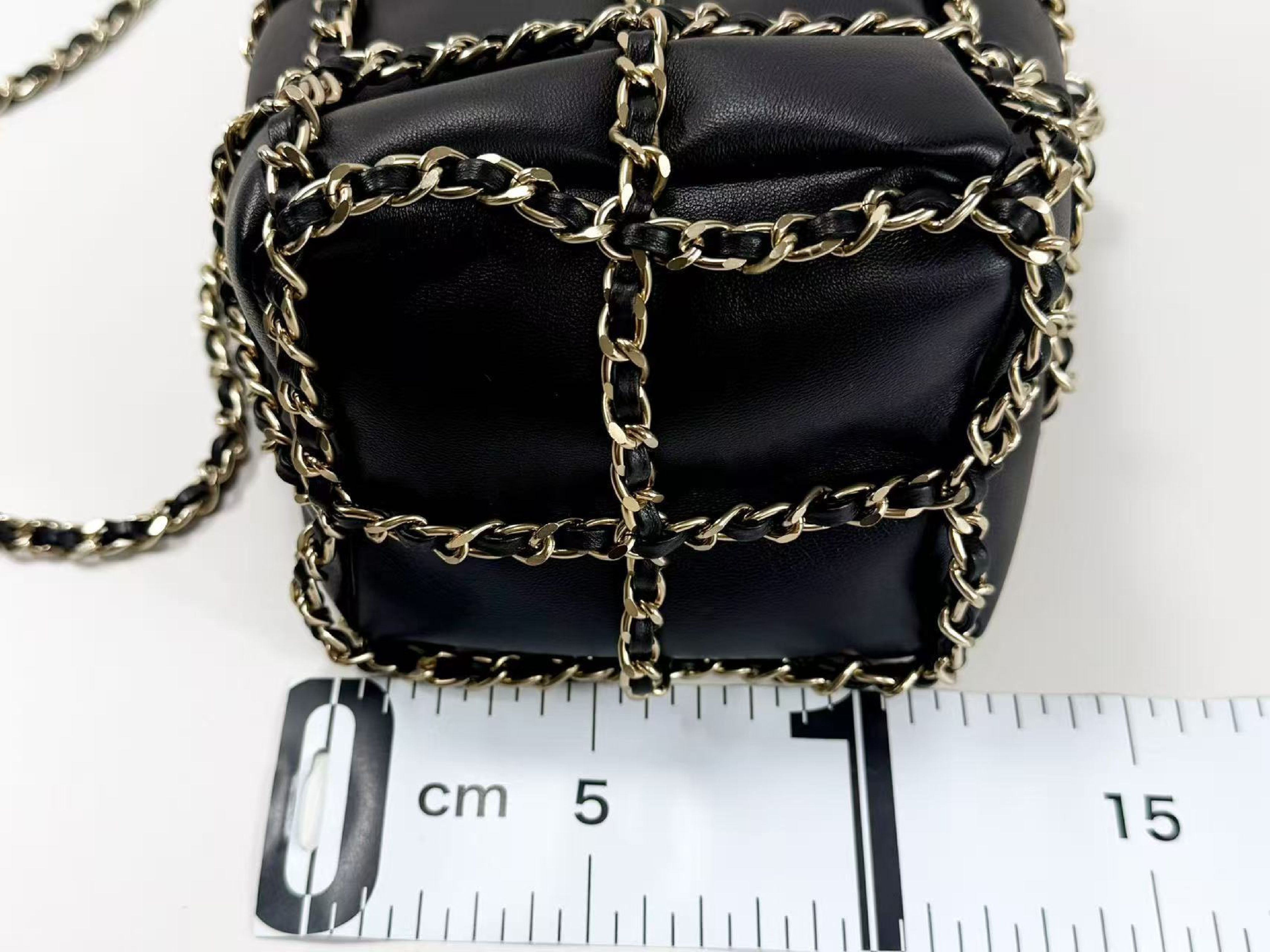 stored item, black drawstring bag, W(bottom) 12cm/H18cm/D11cm approx., serial number in the 30s, with G card, booklet, dust bag, and sticker. Gold hardware, shoulder bag, 30708931, in excellent condition. A shoulder bag. — view 4