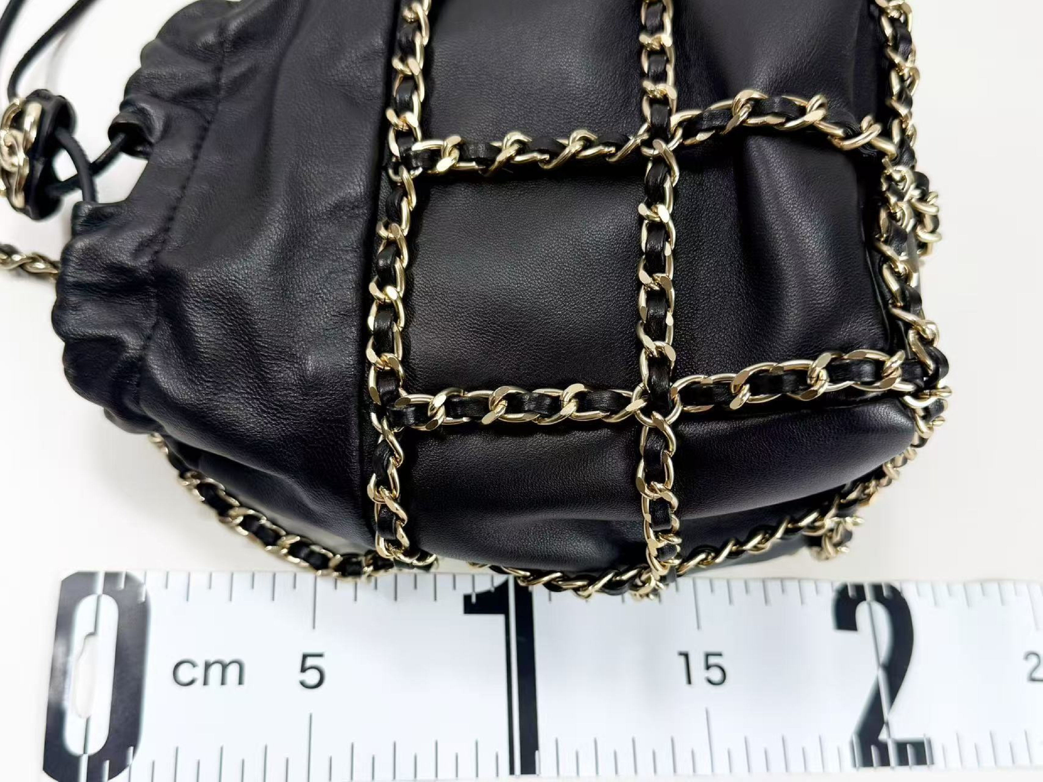 stored item, black drawstring bag, W(bottom) 12cm/H18cm/D11cm approx., serial number in the 30s, with G card, booklet, dust bag, and sticker. Gold hardware, shoulder bag, 30708931, in excellent condition. A shoulder bag. — view 5