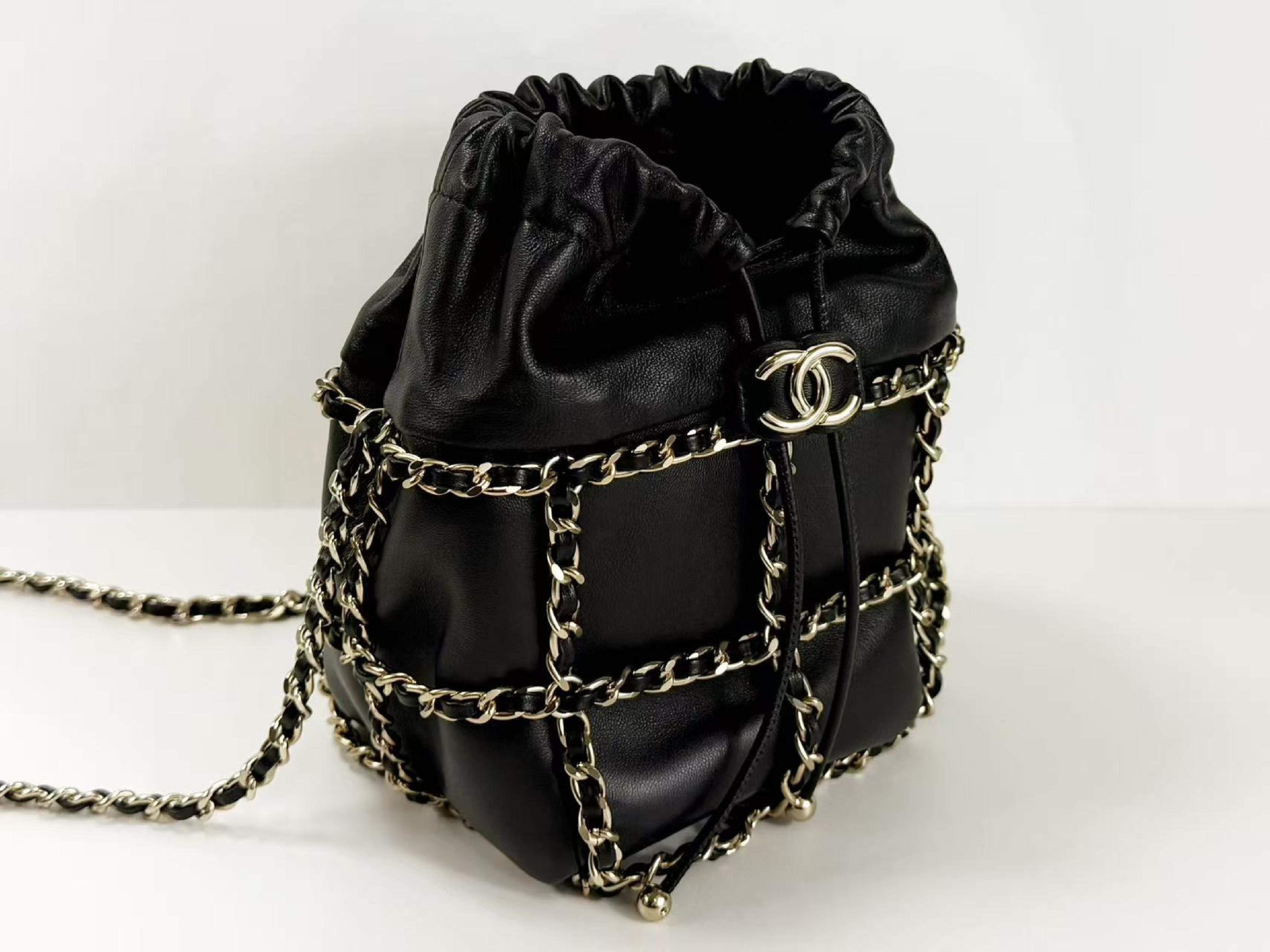 stored item, black drawstring bag, W(bottom) 12cm/H18cm/D11cm approx., serial number in the 30s, with G card, booklet, dust bag, and sticker. Gold hardware, shoulder bag, 30708931, in excellent condition. A shoulder bag. — view 6