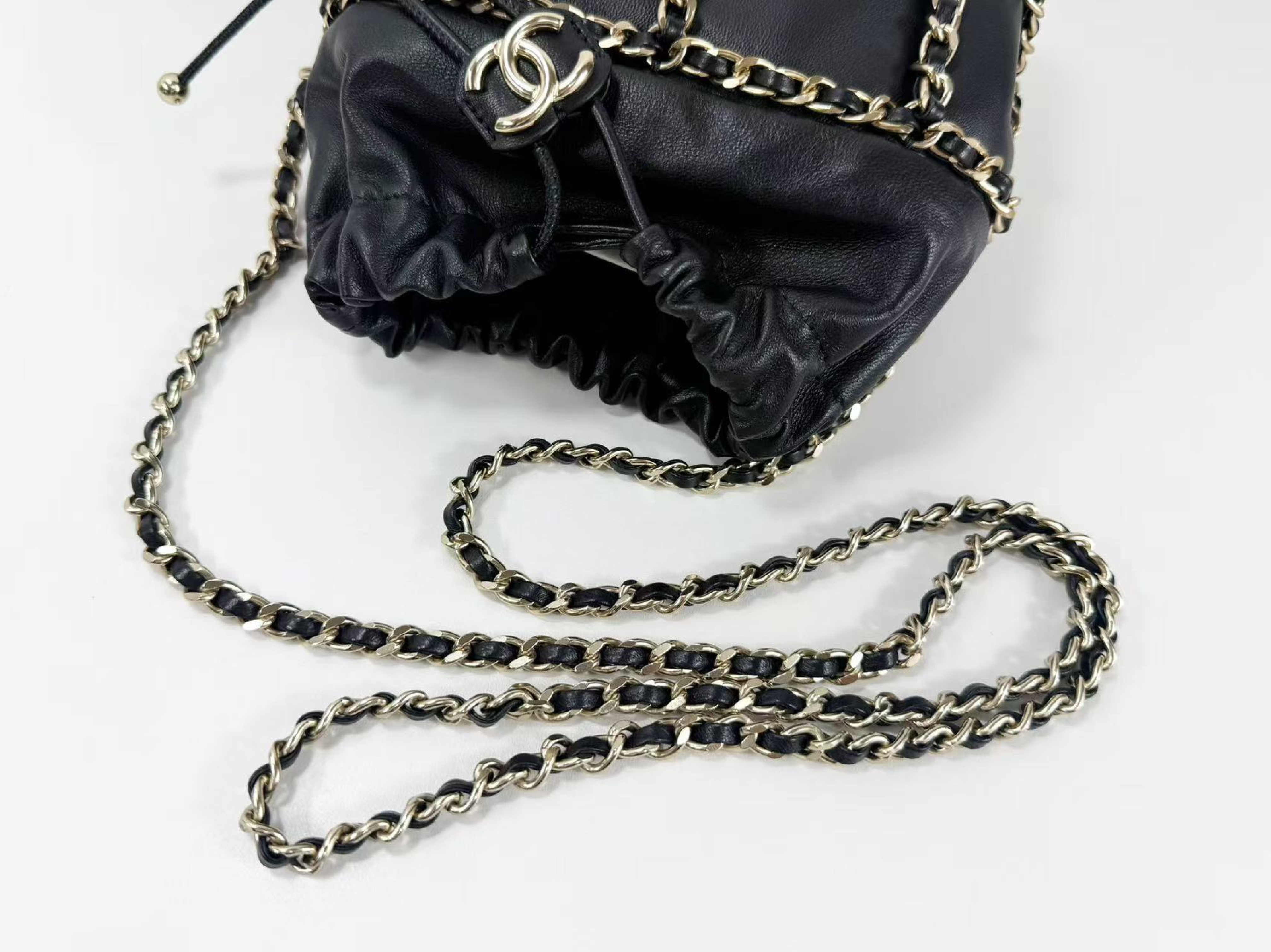 stored item, black drawstring bag, W(bottom) 12cm/H18cm/D11cm approx., serial number in the 30s, with G card, booklet, dust bag, and sticker. Gold hardware, shoulder bag, 30708931, in excellent condition. A shoulder bag. — view 7