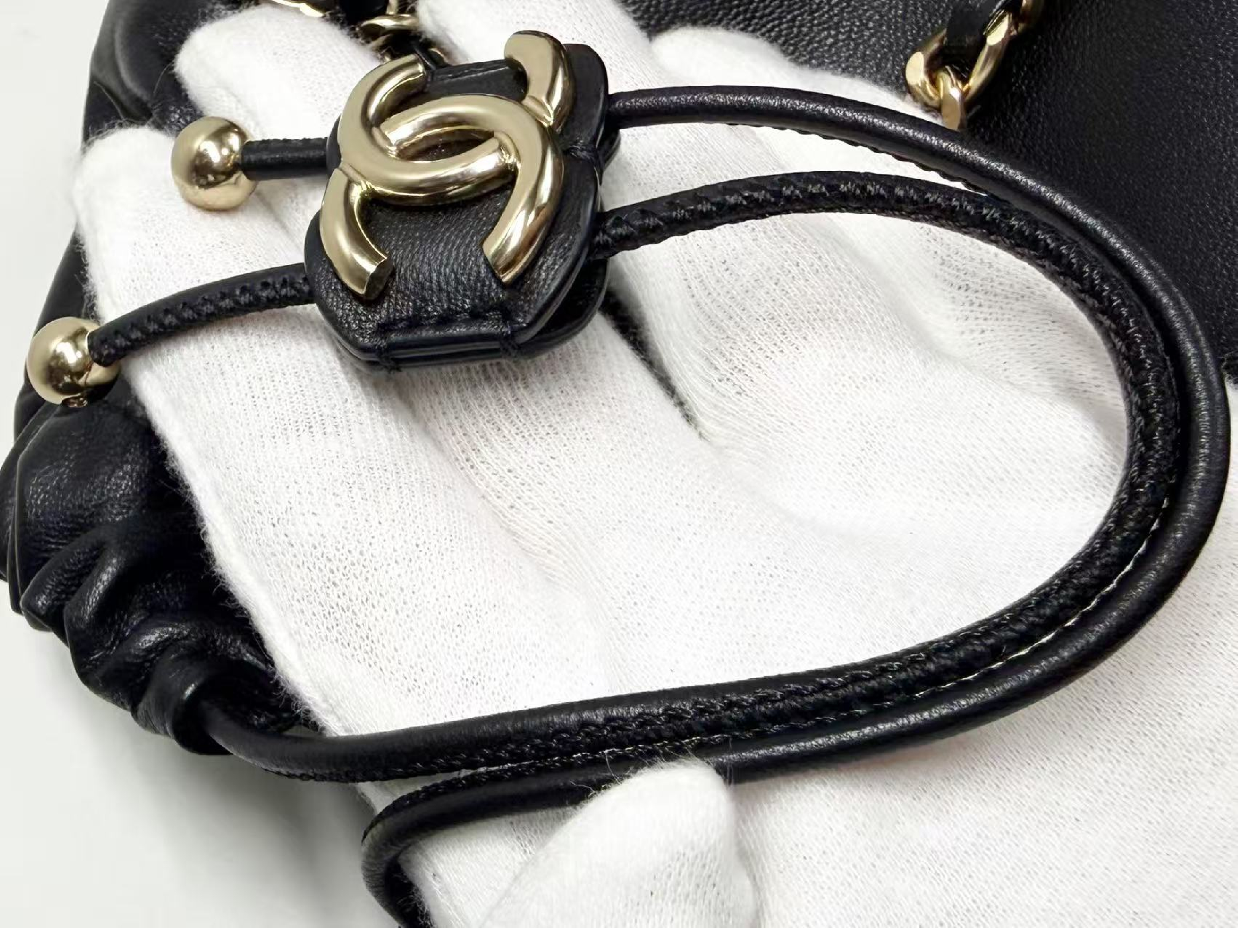 stored item, black drawstring bag, W(bottom) 12cm/H18cm/D11cm approx., serial number in the 30s, with G card, booklet, dust bag, and sticker. Gold hardware, shoulder bag, 30708931, in excellent condition. A shoulder bag. — view 8
