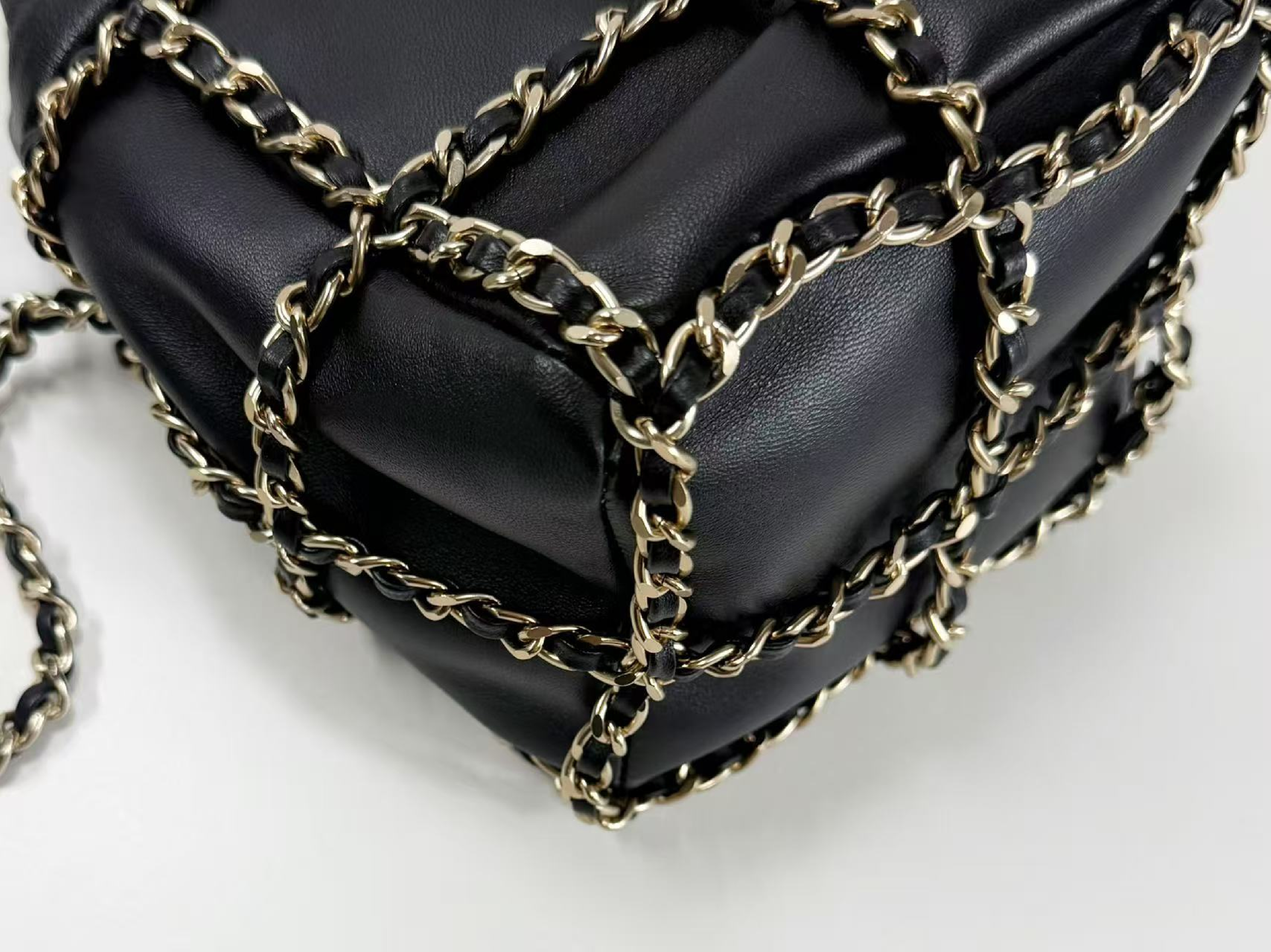 stored item, black drawstring bag, W(bottom) 12cm/H18cm/D11cm approx., serial number in the 30s, with G card, booklet, dust bag, and sticker. Gold hardware, shoulder bag, 30708931, in excellent condition. A shoulder bag. — view 9