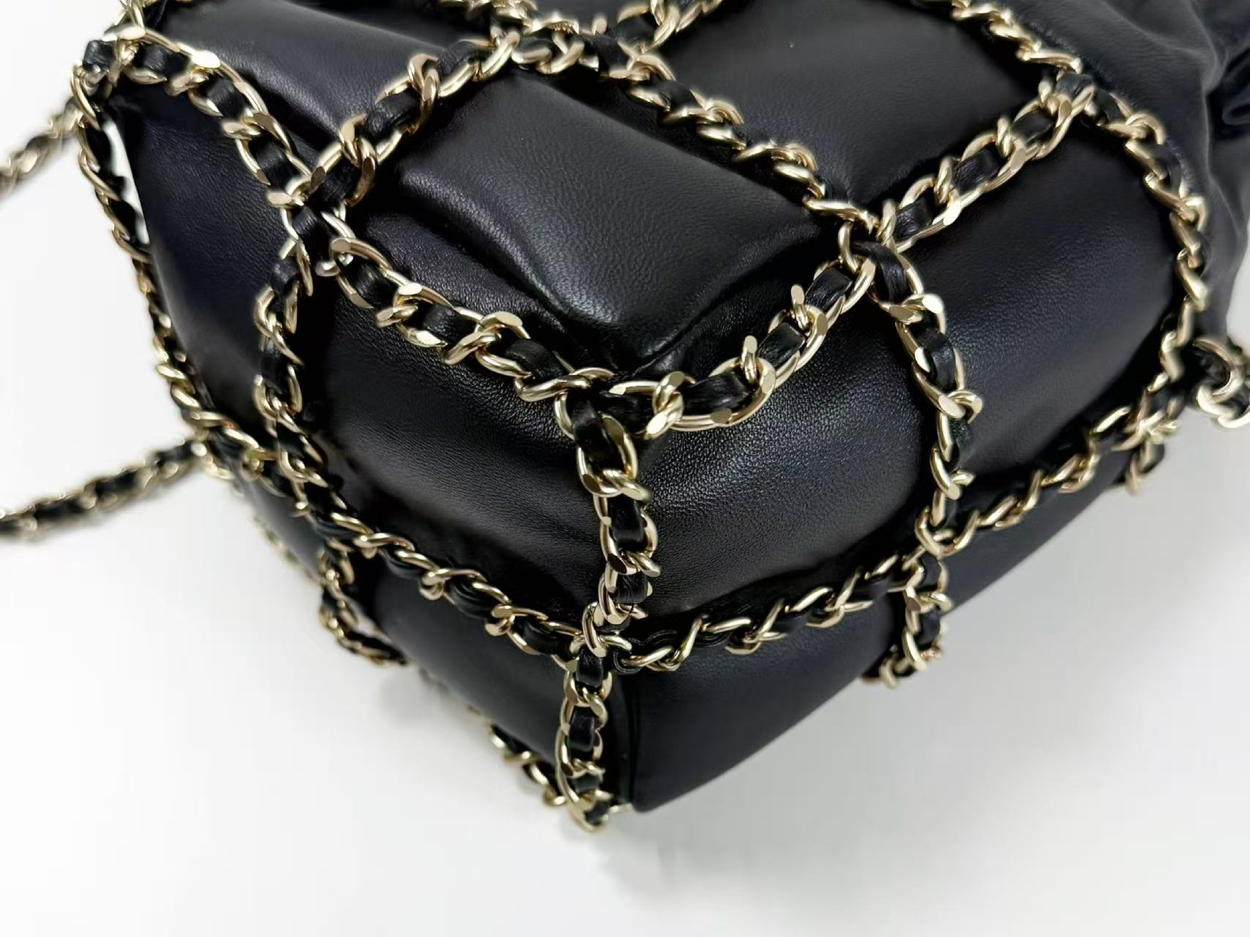 stored item, black drawstring bag, W(bottom) 12cm/H18cm/D11cm approx., serial number in the 30s, with G card, booklet, dust bag, and sticker. Gold hardware, shoulder bag, 30708931, in excellent condition. A shoulder bag. — view 10
