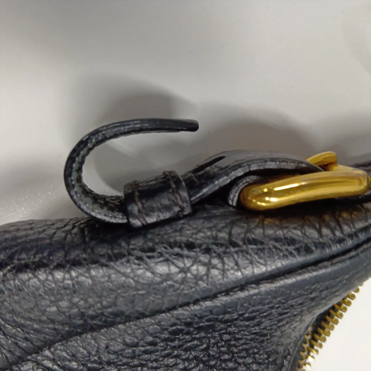 Vitello Daino Leather Shoulder Bag, Black — view 15