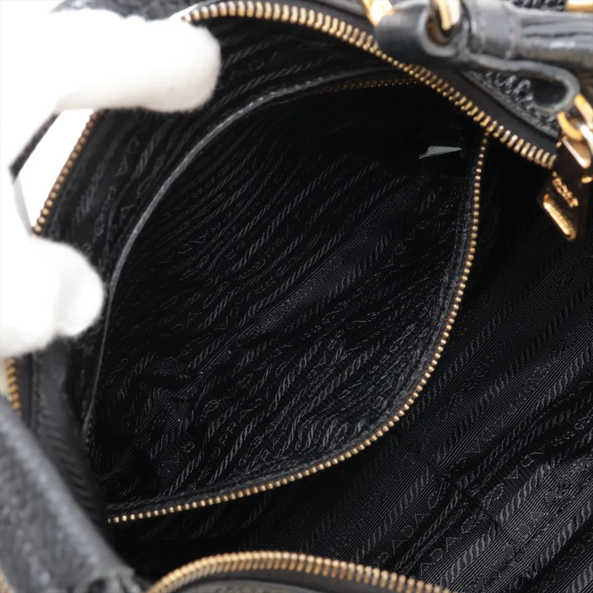 Vitello Daino Leather Shoulder Bag, Black — view 8