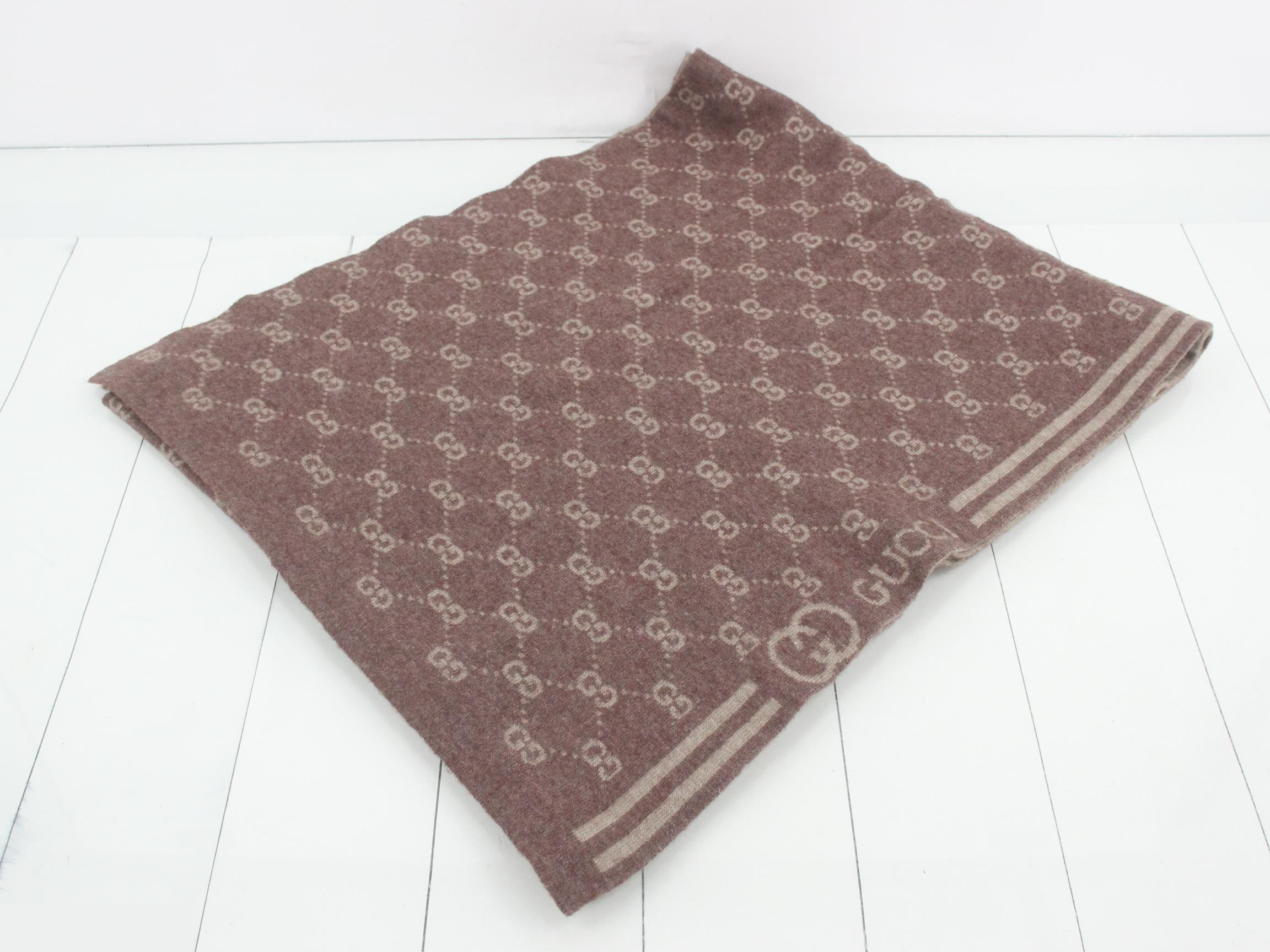 GG pattern stole