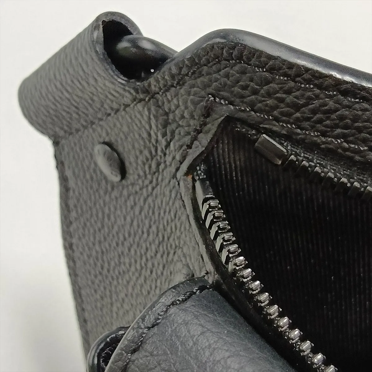 LV Aerogram Takeoff Sling M57081 Black (RFID detected) — view 11