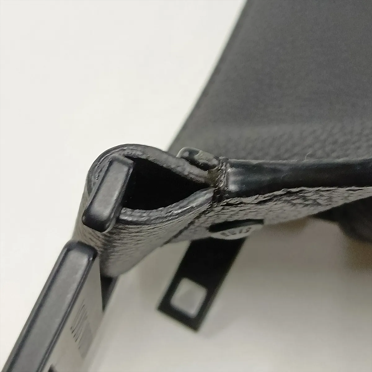 LV Aerogram Takeoff Sling M57081 Black (RFID detected) — view 13