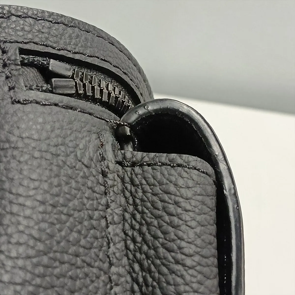 LV Aerogram Takeoff Sling M57081 Black (RFID detected) — view 14