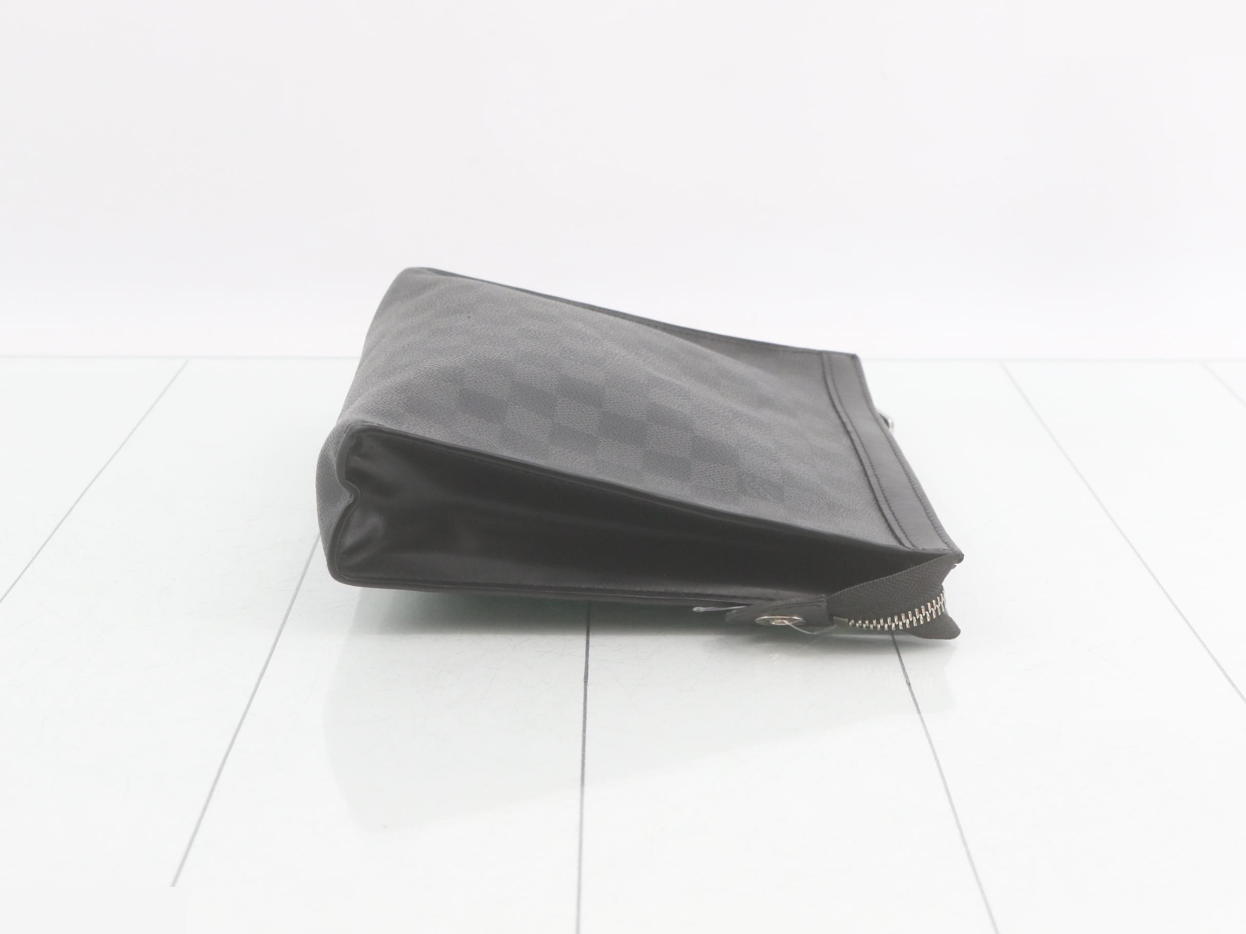 Damier Graphite Pochette Voyage MM Clutch Bag — view 3