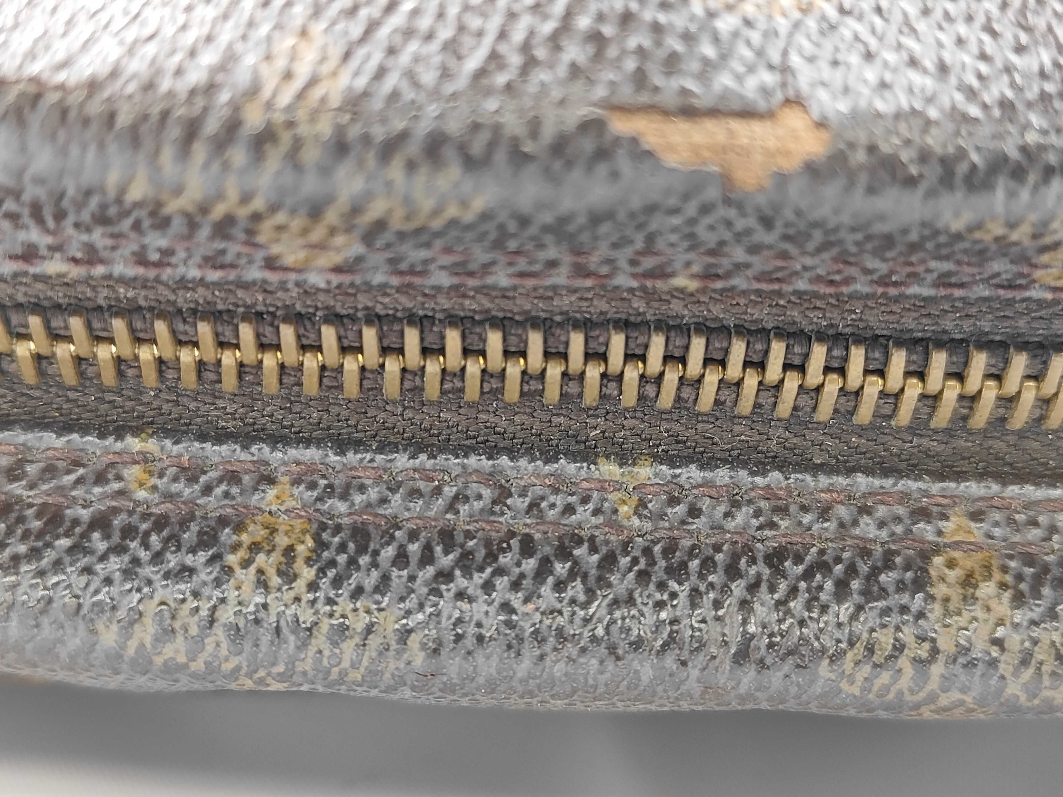 LV Trousses Toilette 28 M47522 Bag — view 3