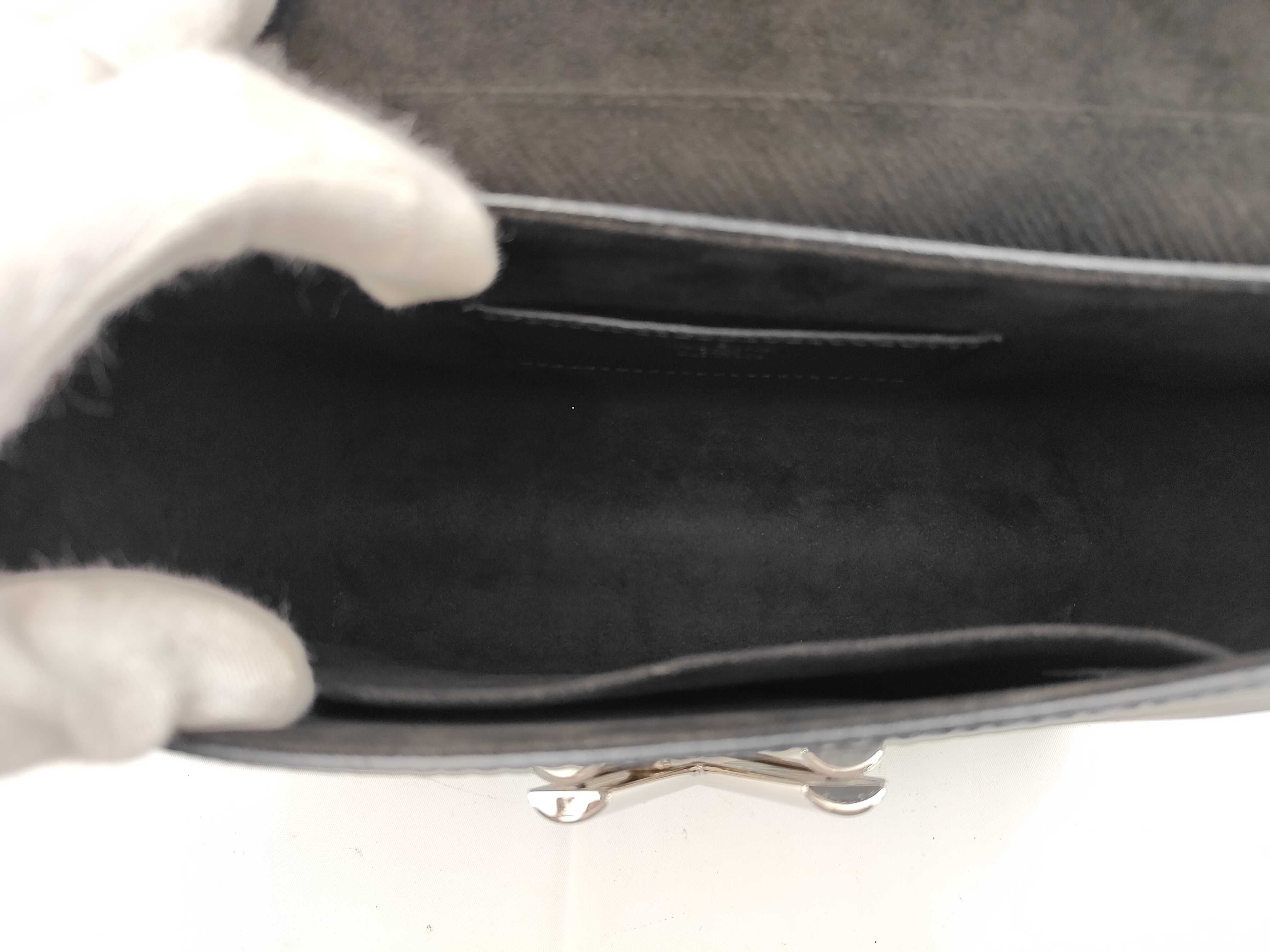 M50282 Twist MM Epi Noir Shoulder Bag — view 10
