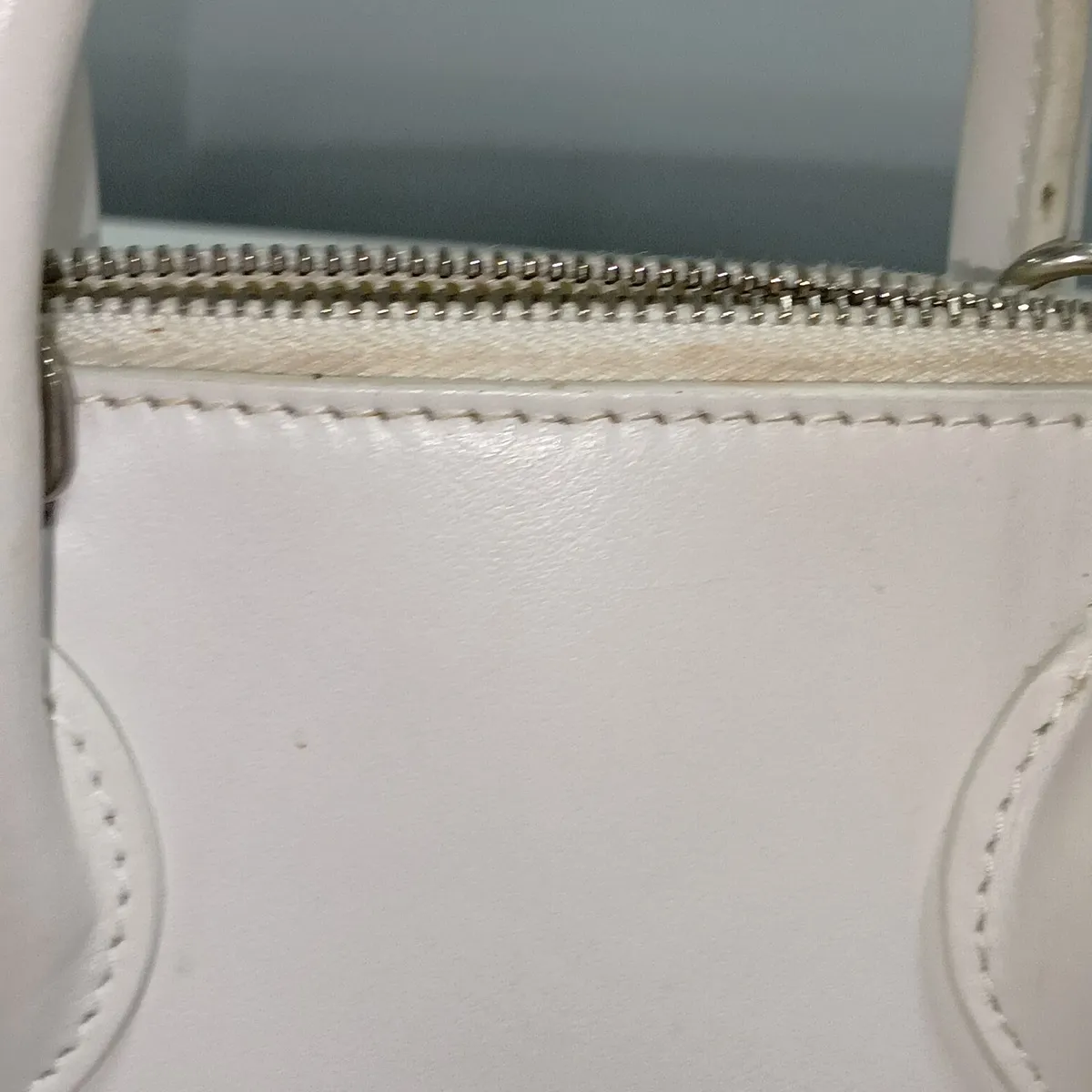 Built-in Top Handle XXS Leather Handbag White 550646 — view 11