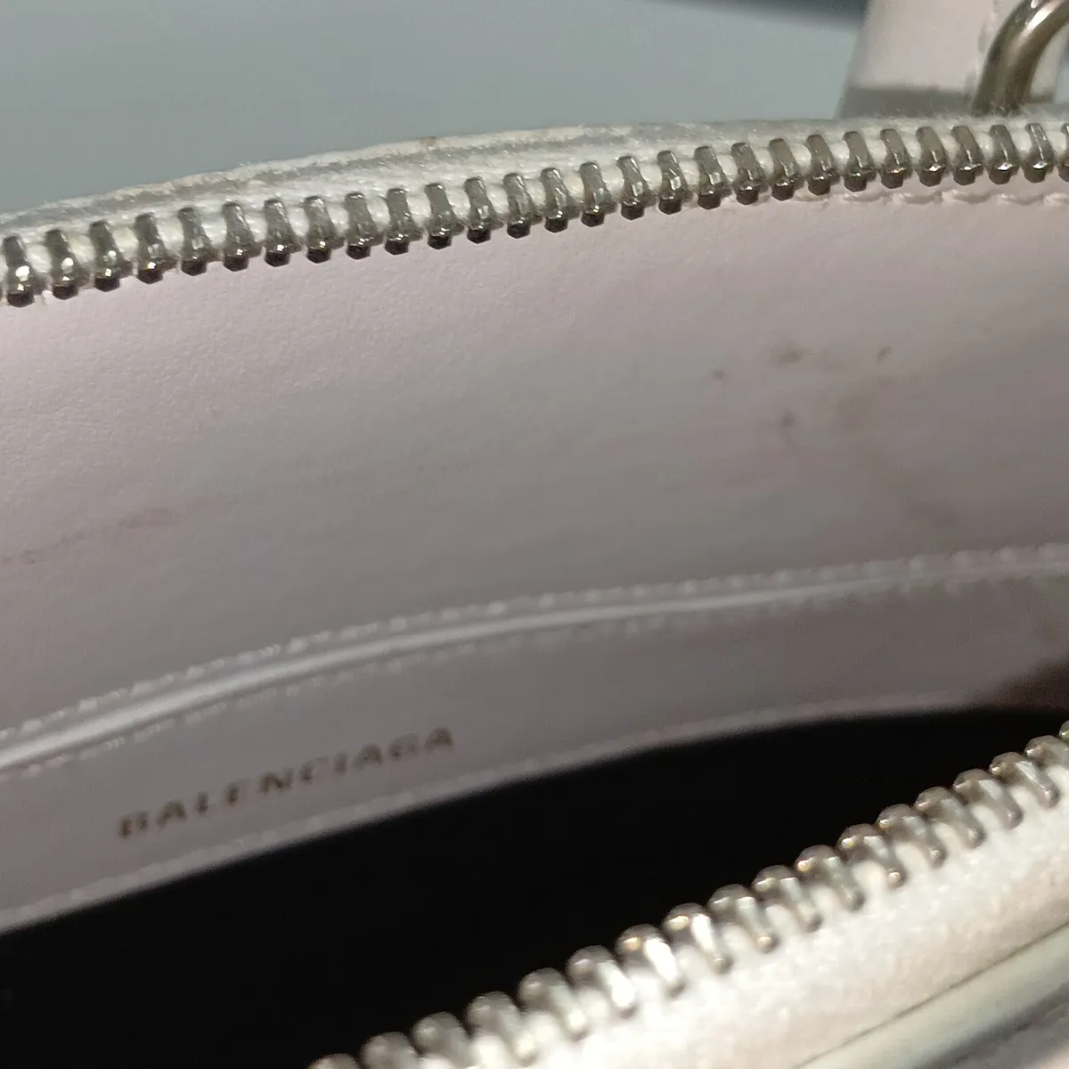 Built-in Top Handle XXS Leather Handbag White 550646 — view 12
