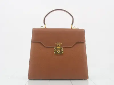 Trapezoidal flap handle, approximately 29 cm wide.