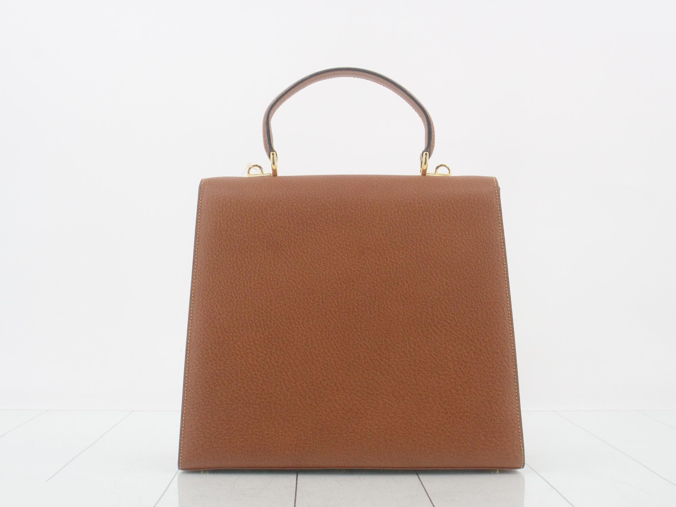 Trapezoidal flap handle, approximately 29 cm wide. — view 2
