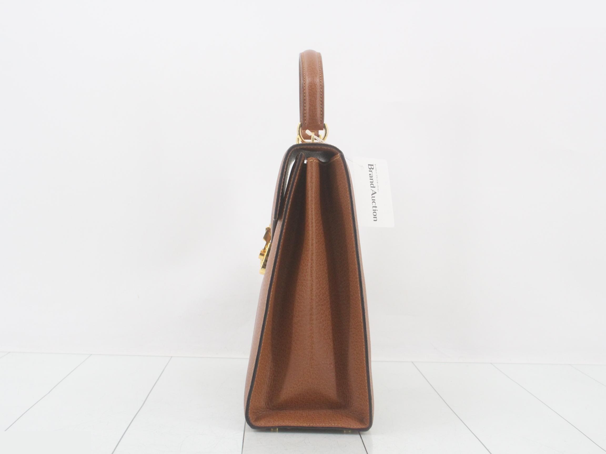 Trapezoidal flap handle, approximately 29 cm wide. — view 3
