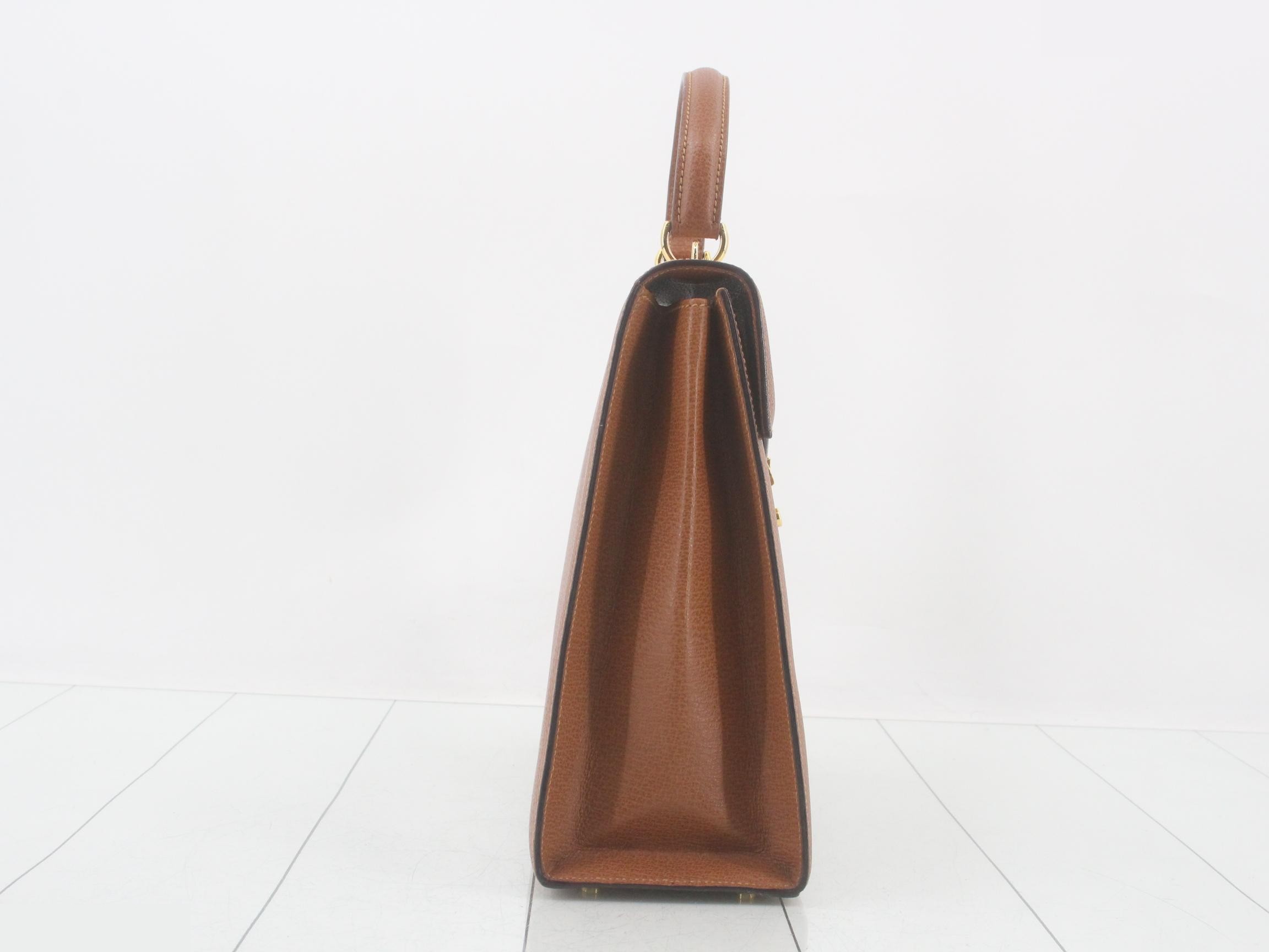 Trapezoidal flap handle, approximately 29 cm wide. — view 4