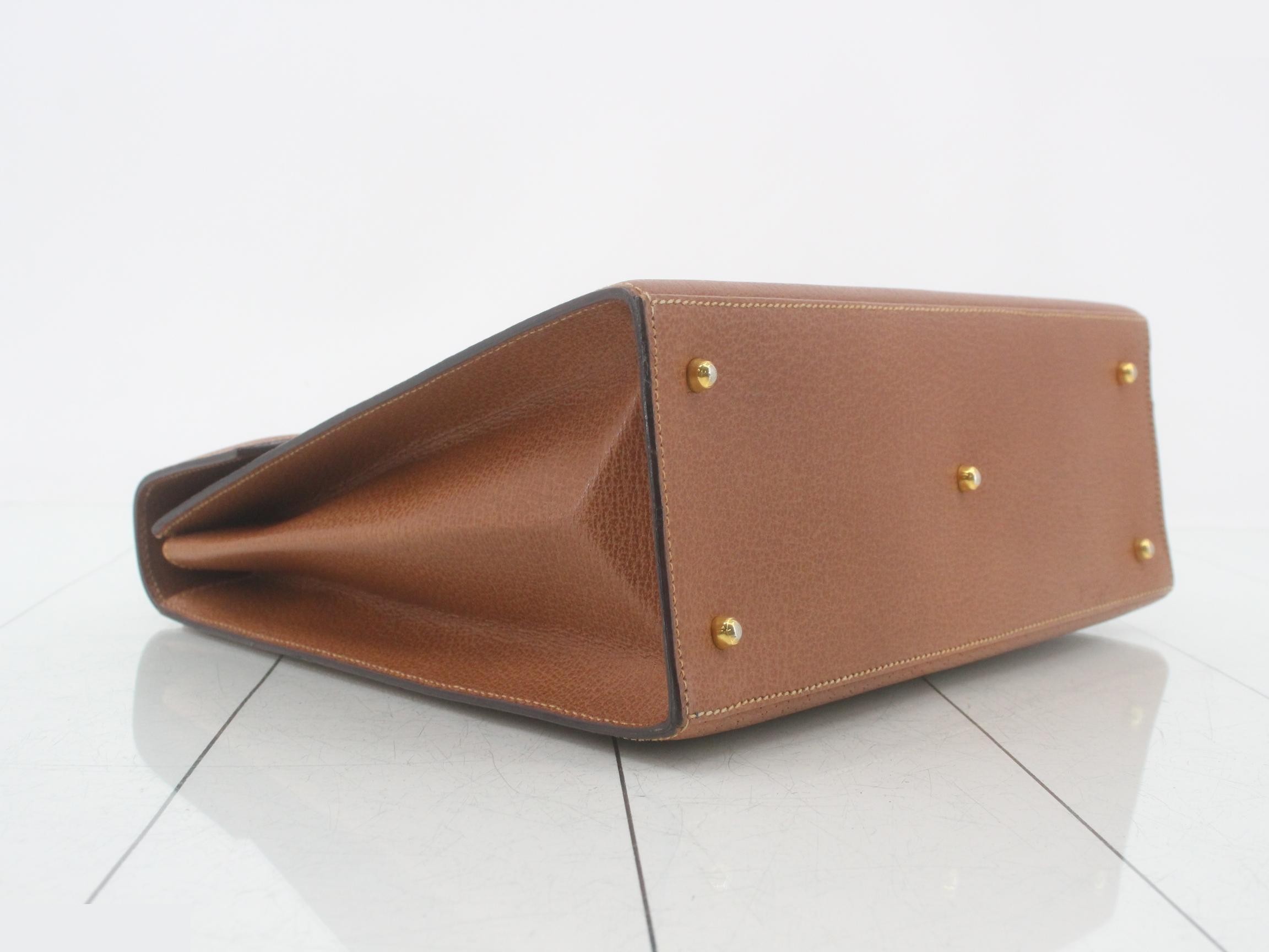 Trapezoidal flap handle, approximately 29 cm wide. — view 5