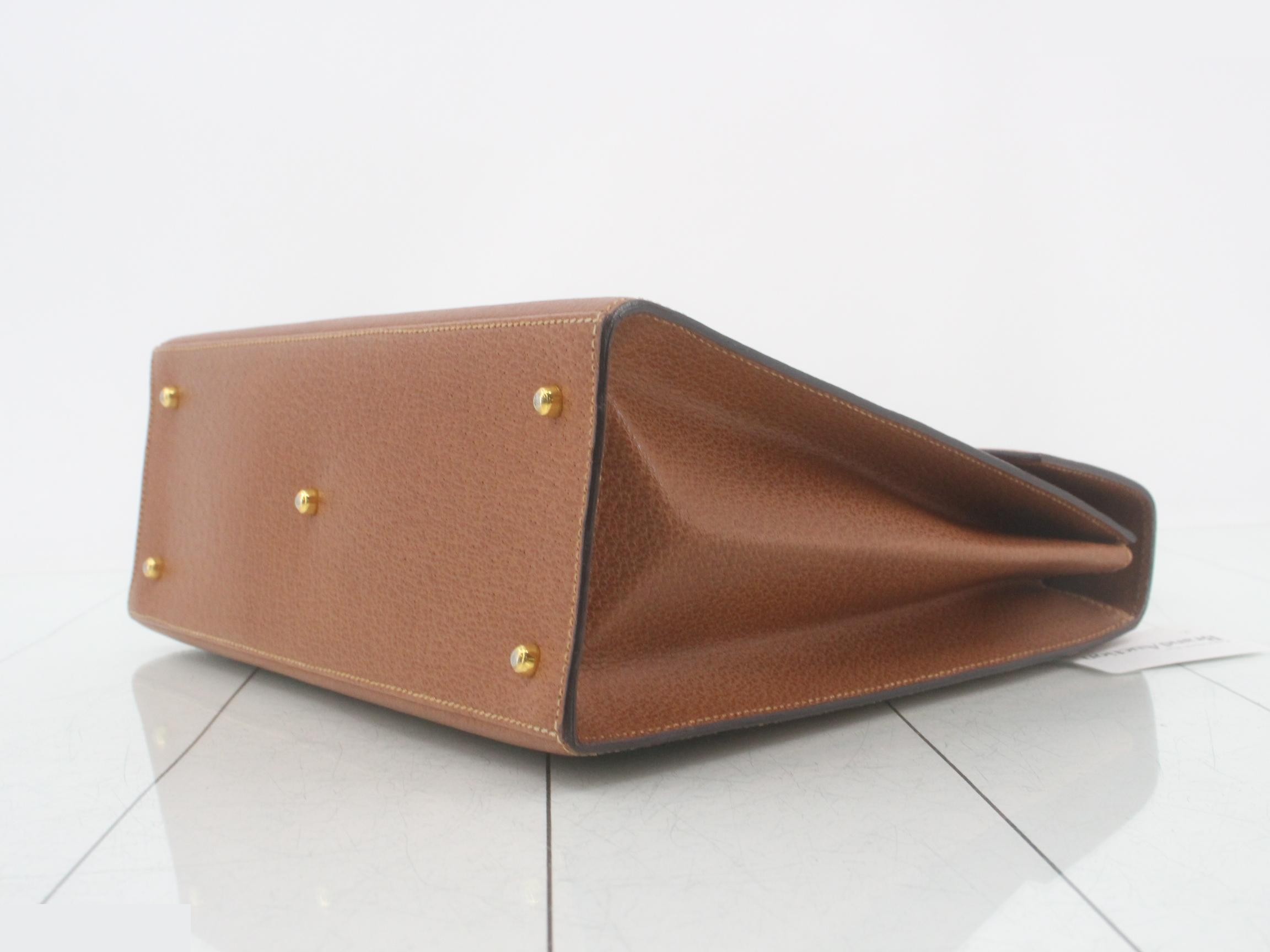 Trapezoidal flap handle, approximately 29 cm wide. — view 6