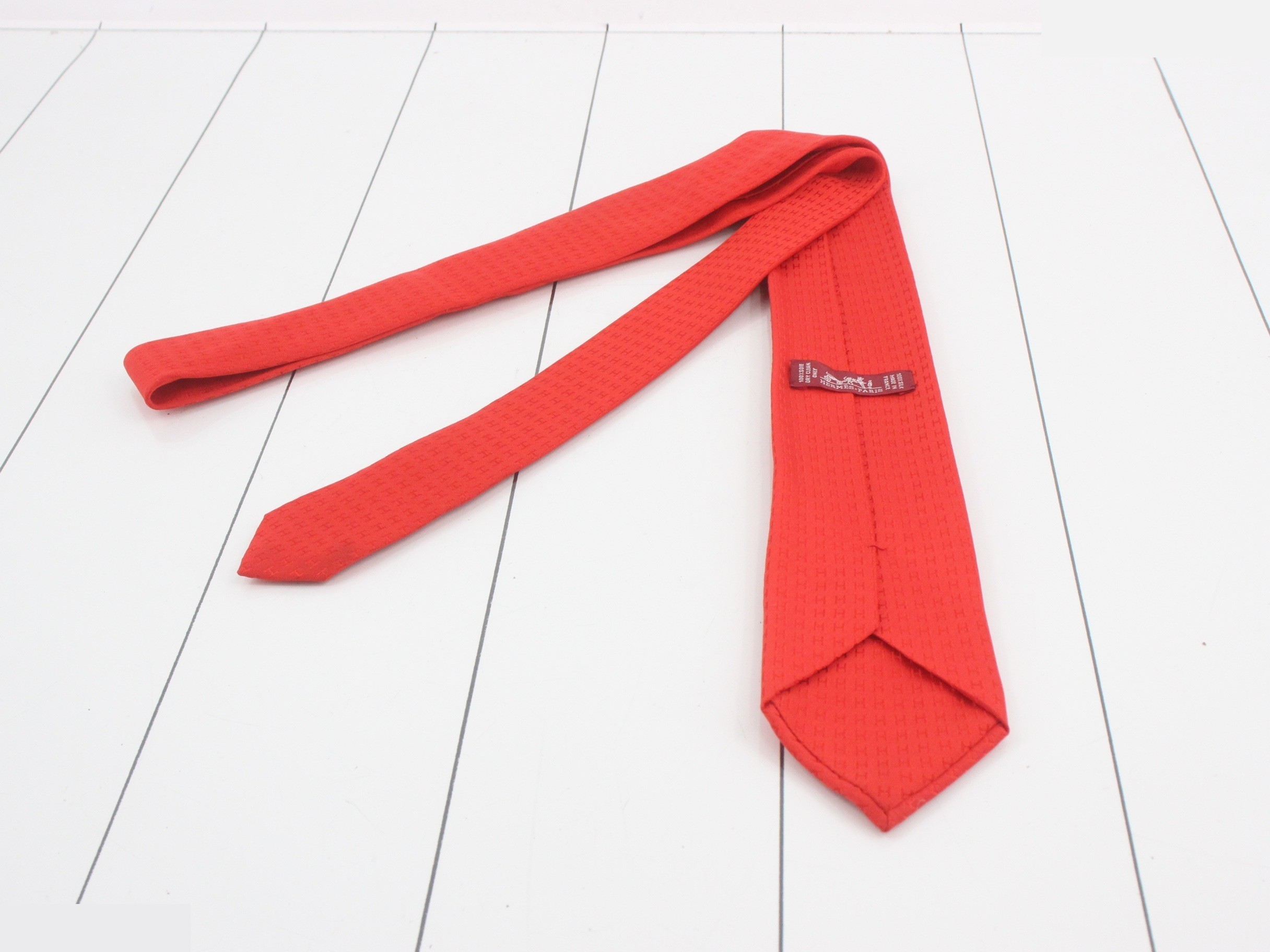 silk tie, H pattern, red, with box. — view 2