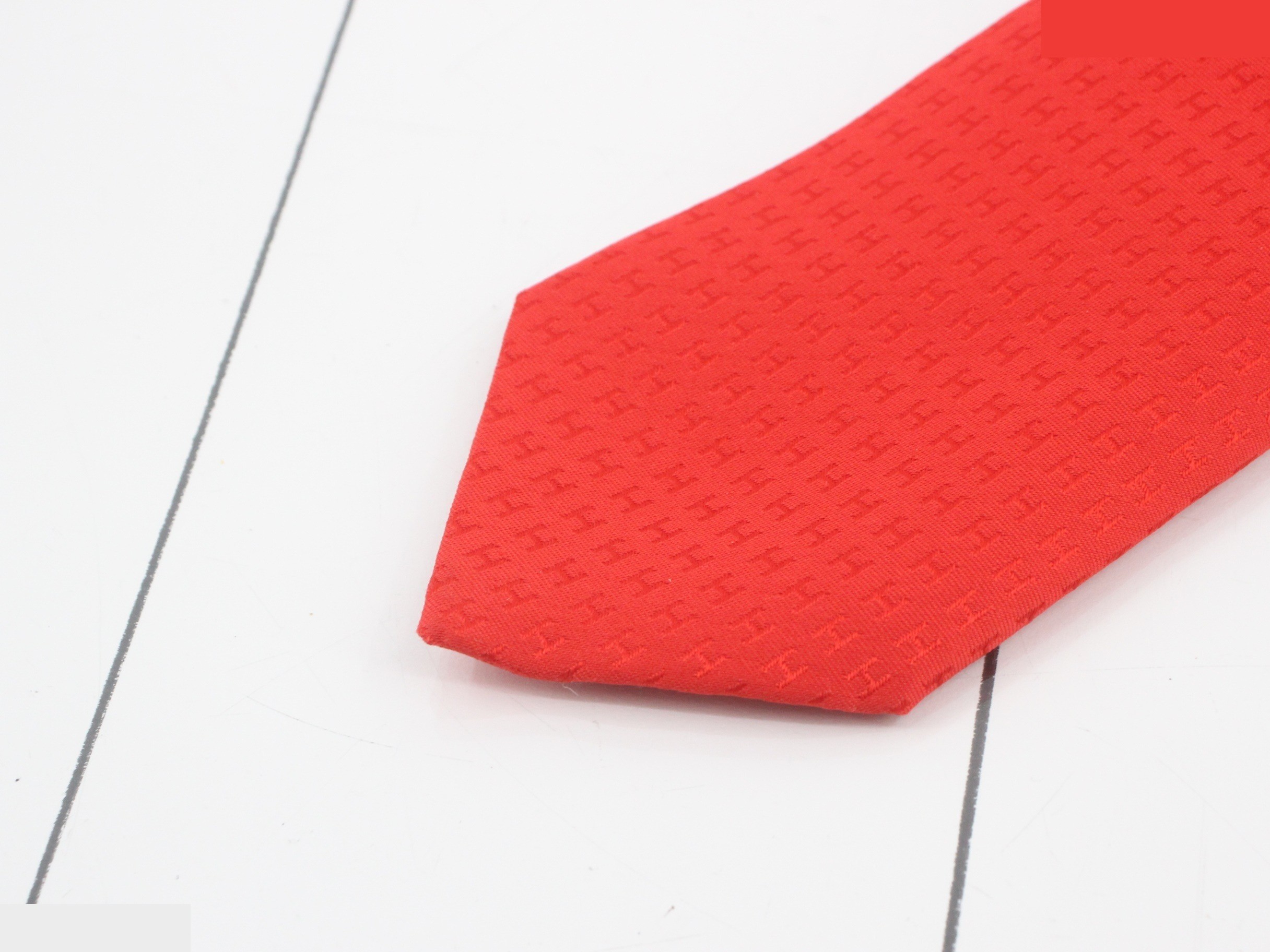 silk tie, H pattern, red, with box. — view 3