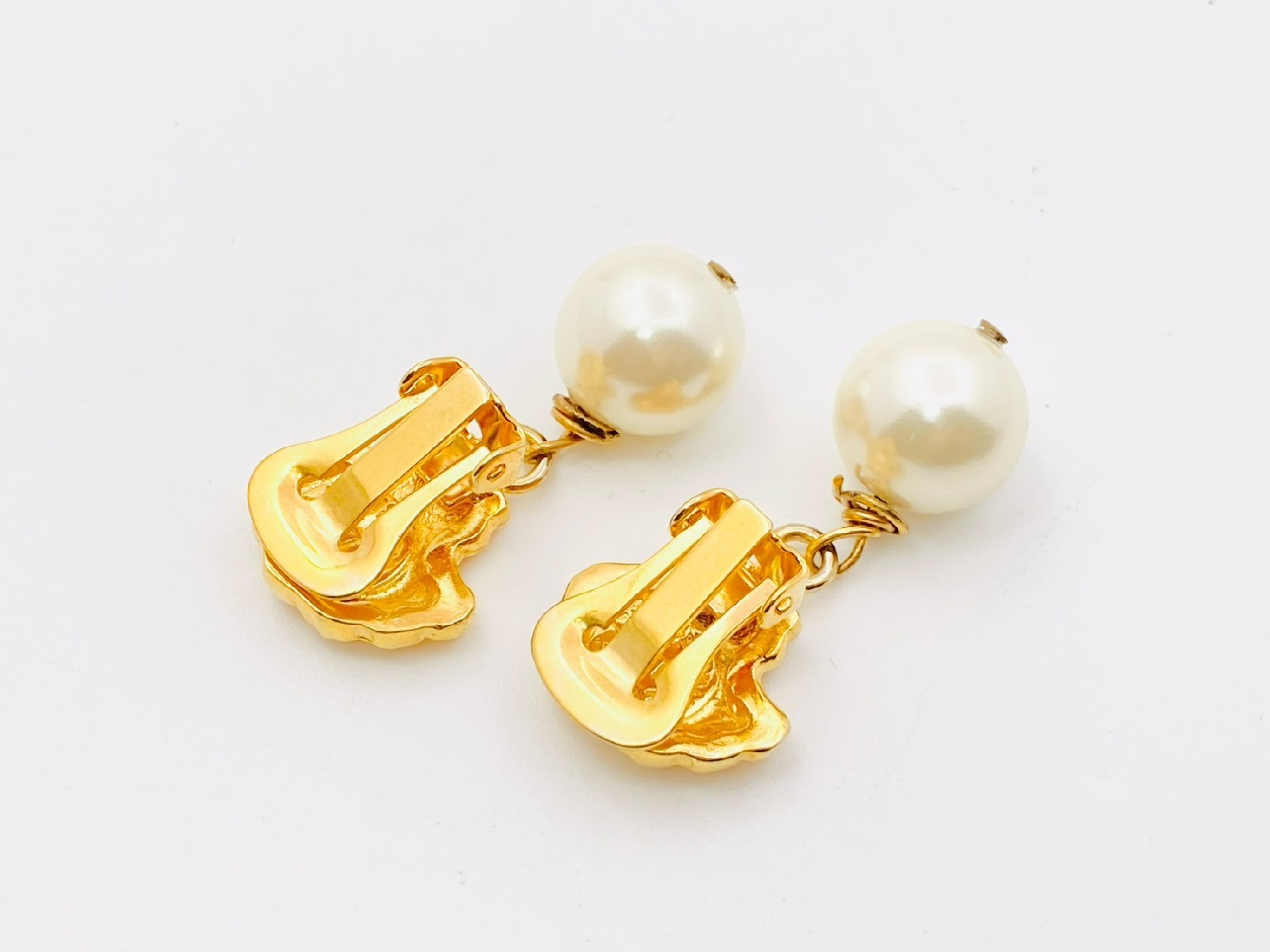 Shell Motif Faux Pearl Swing Earrings Gold Earrings — view 2