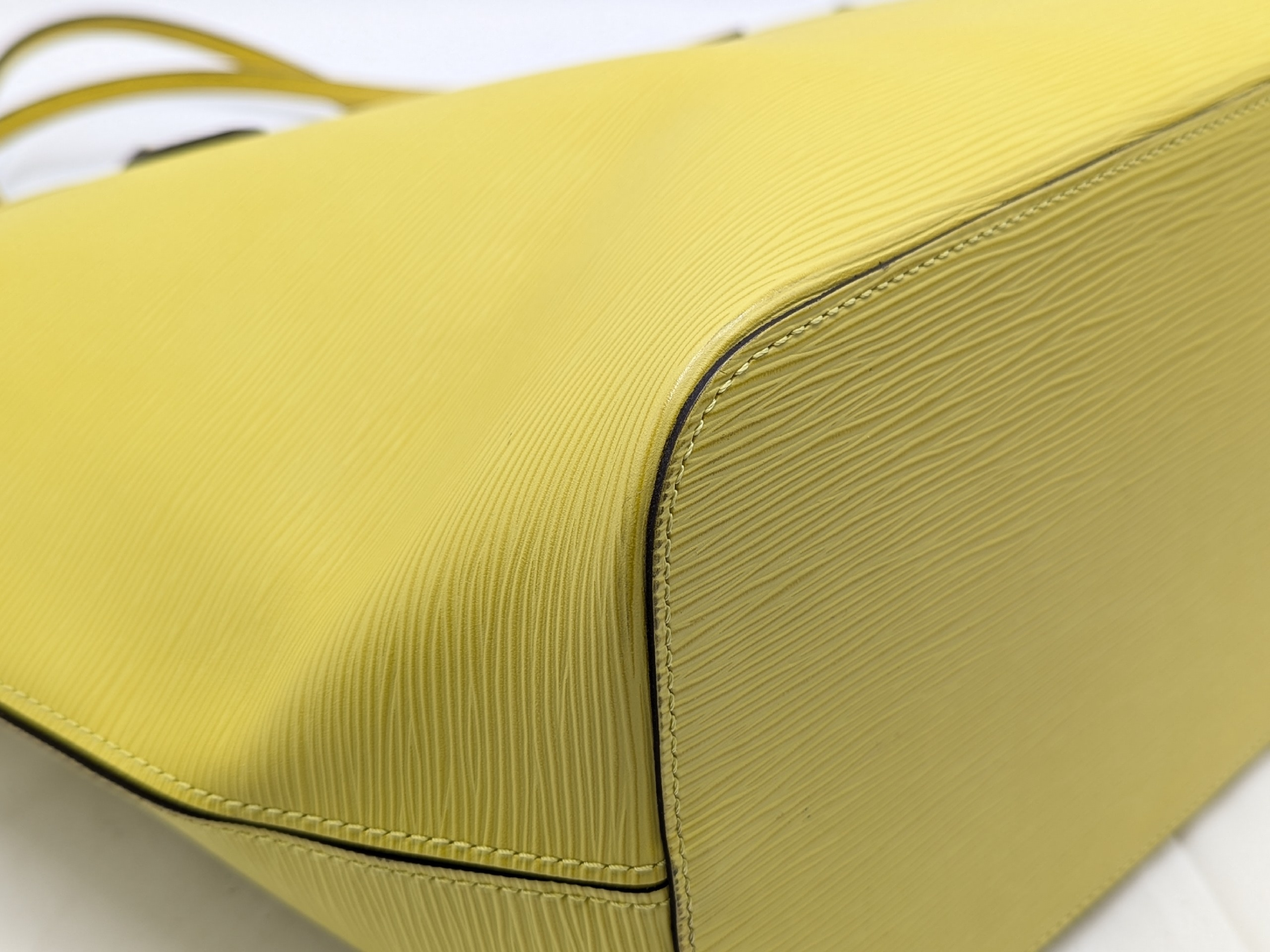 M40954 Epi Neverfull MM Pistachio Handbag — view 4