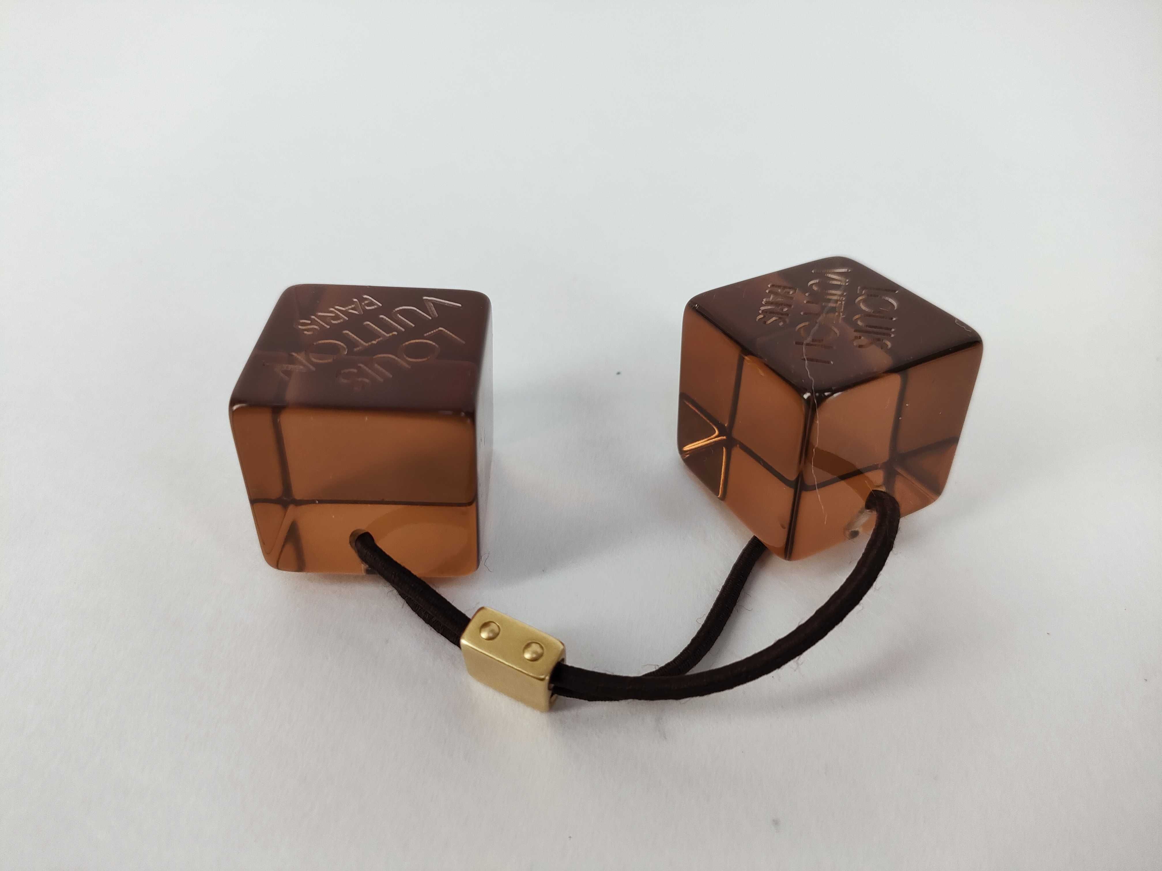 R23537 / Serial number unknown / Hair cube hair accessory — view 2